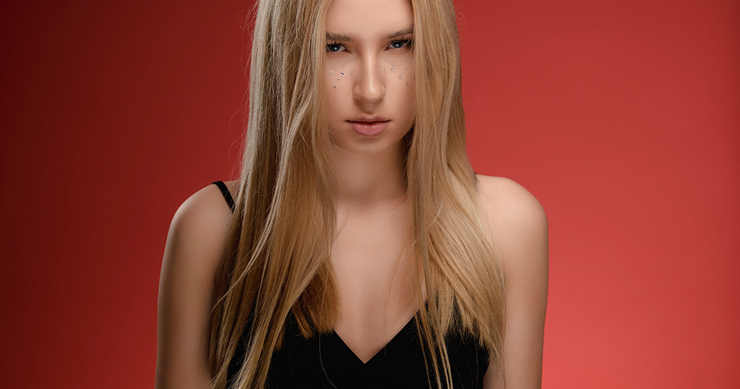 Zuza - modelka - sesja zdjęciowa w studio - kolorowe tła - fotografia portretowa - sesje kobiece - portreit 