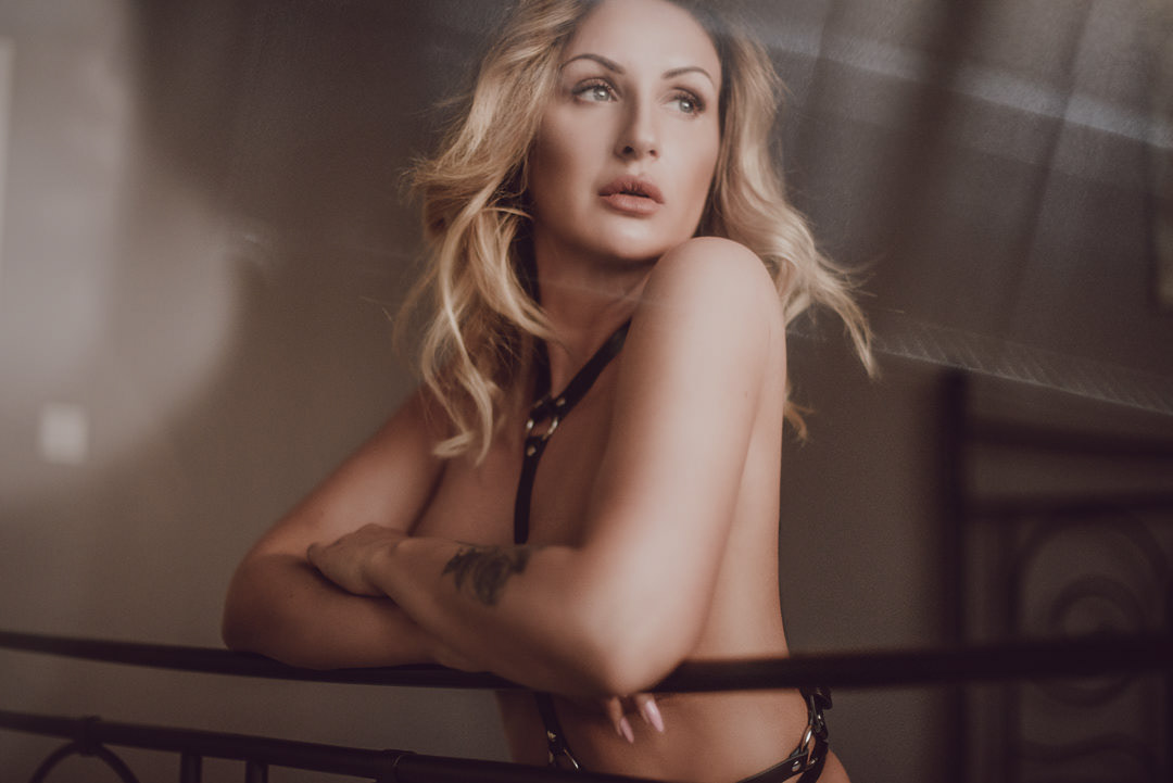 sesja buduarowa, sesja foto, gdynia, gdańsk, fotograf, sesja kobieca, zmysłowe zdjęcia, kobieta, polishmodel, woman, polishgirl, photoshoot, profesjonalny retusz zdjęć