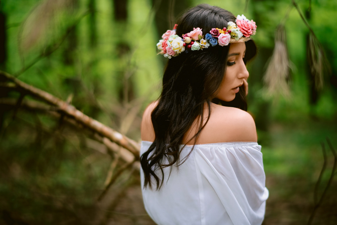 Kobieta w lesie w wianku - portret - boso - fotograf gdańsk - sesja zdjęciowa