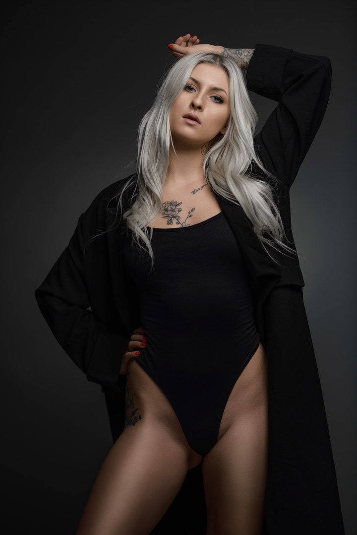sesja w studio - modelka Julia - tatuaże - model - studio gdańsk 