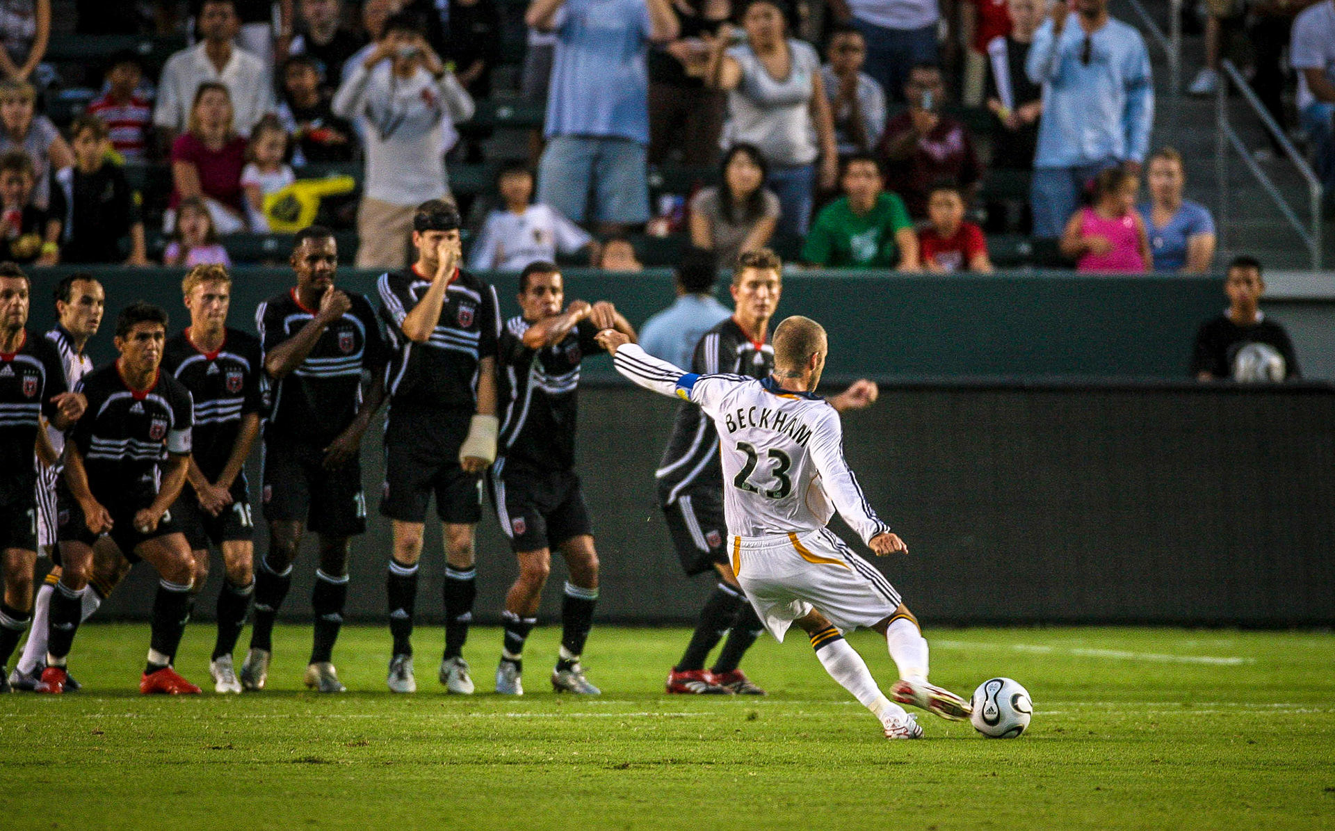 20070815: Los Angeles Galaxy vs DC United,  Home Depot Center, Los Angeles, California, United States of America (Lens: 600 SS: 1/500,  F4.0, DCB_6389.JPG, FocusMode AI Servo AF,  ISO1250, Make: Canon,  Model:Canon EOS-1D Mark II N)