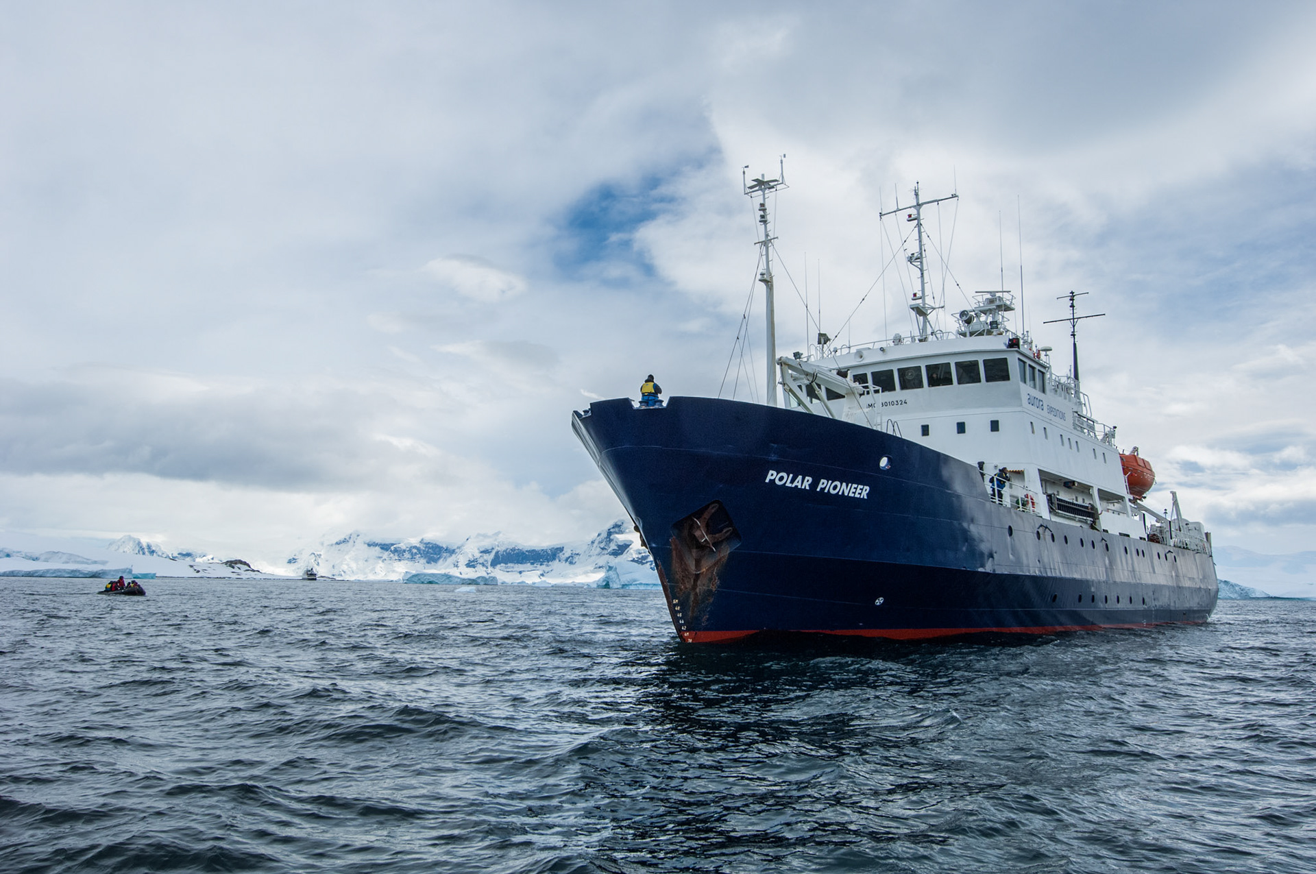 Zodiac heads to the Polar Pioneer