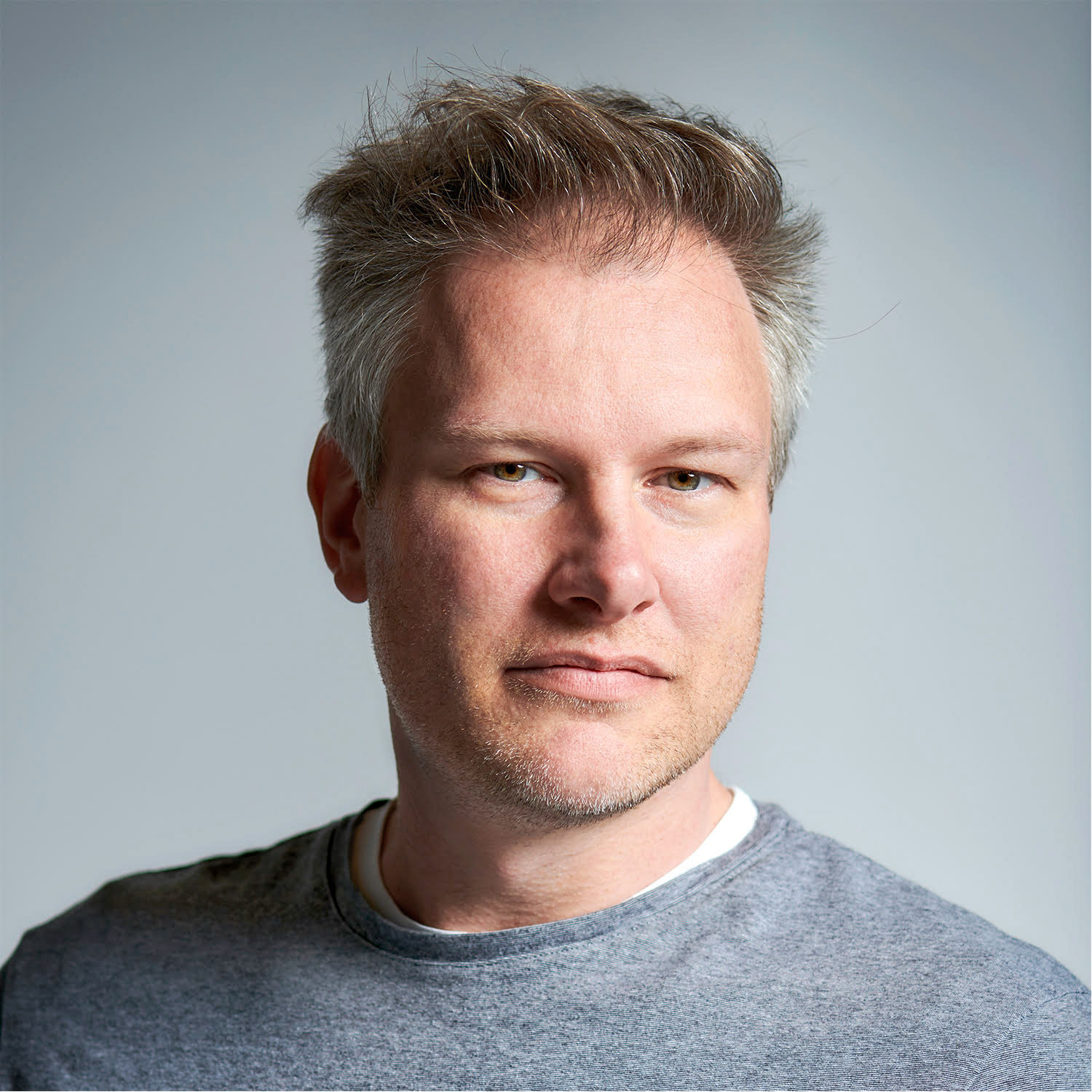 Wouter Geense is a senior design professional who connects design with business strategy into company-wide design programs for brand-identity development, product (hardware-) design and digital design, focussed on driving r&d, marketing and sales objectives. Leads teams of creatives, engineers and external stakeholders towards interdisciplinary collaborations with cohesive design output, value chain integration, lifecycle management and brand expression in line with your value proposition. Educated in both graphic design, marketing and industrial design, my experience ranges disciplines, serving a variety of (b2b, b2c) clients, before joining and setting up the inhouse design department at deep tech startup Qblox Quantum Computing. Being an early employee at Qblox, I was responsible for the founding designs, development of its brand identity, marketing efforts and global events, fostering company culture and a collaborative environment in which hands-on design leadership served global audiences and supported growth towards an 100+ employee company and Series A funding of $ 26 MM. Beyond aesthetics and functionality, integration of a reflective ’design-mentality’ in your organisation, foremost sparks internal (brand-) awareness. Vital to deliver your desired company values and user experiences to the outside world, in an authentic and cohesive way that resonates with your target audience(s).