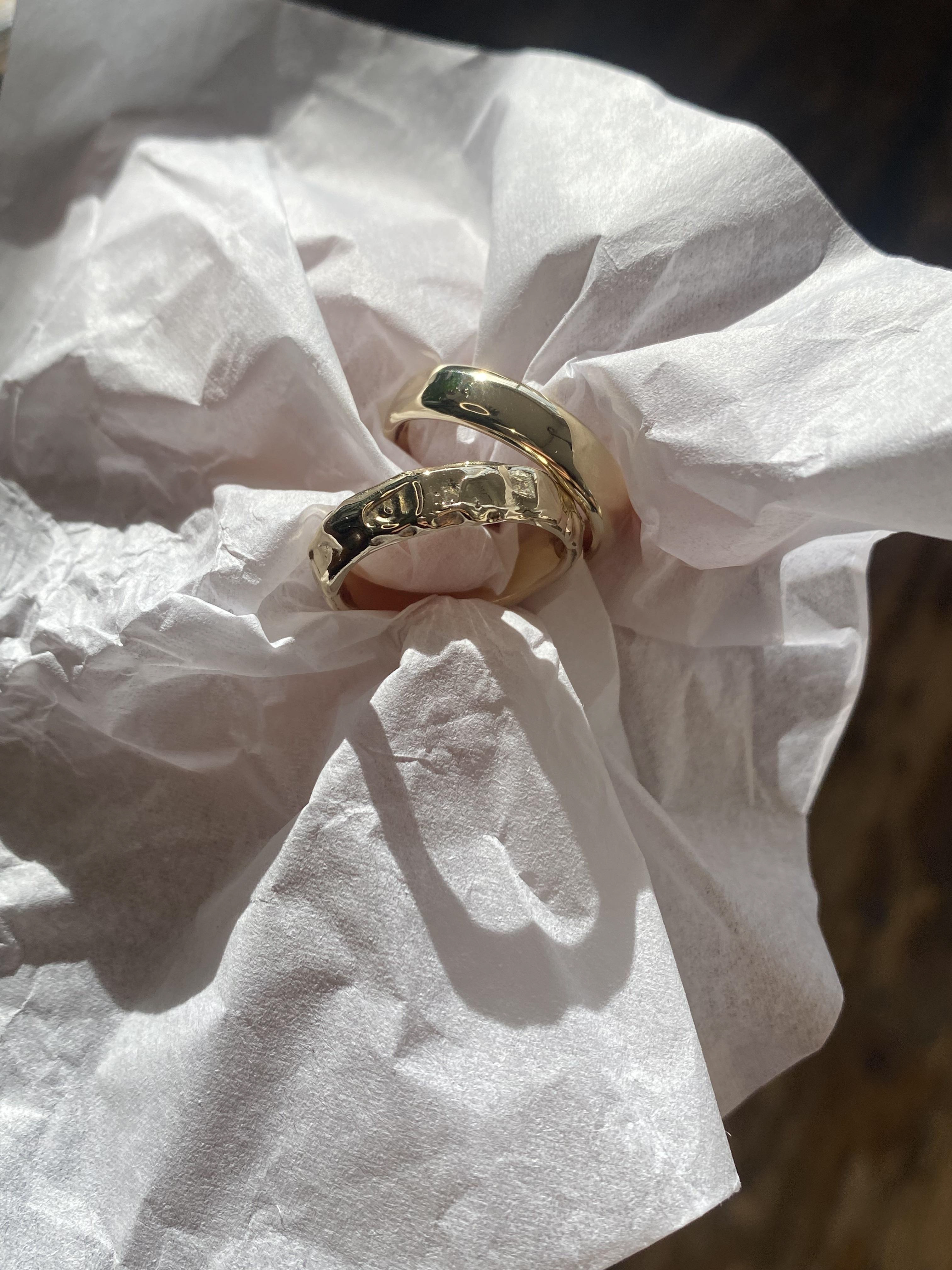 Pair of Wedding Bands in 14ct yellow gold