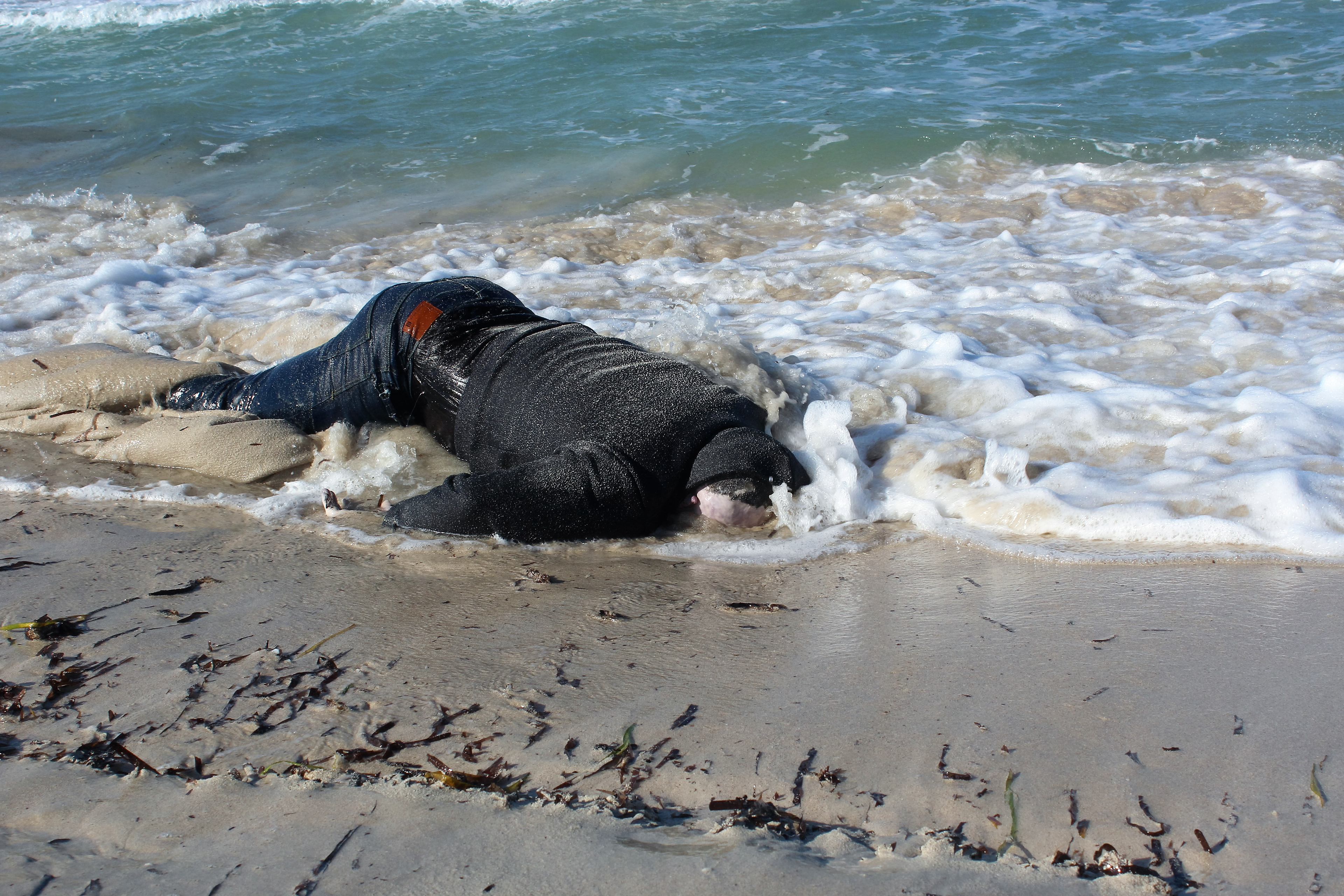 photographies du corps d'un homme mort lors du naufrage du 27 aout 2015, archive photographique de Mansour El Hagi