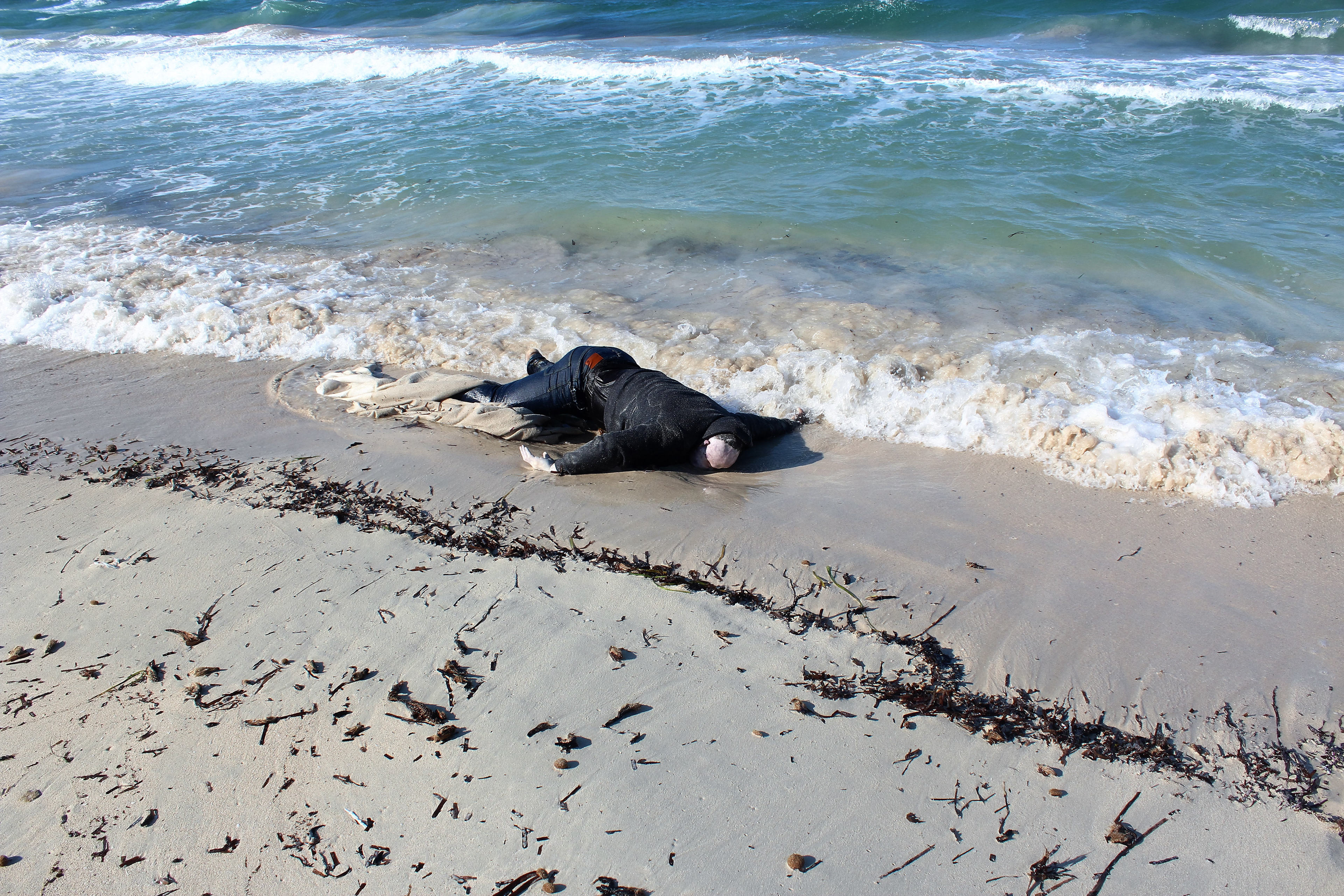 photographies du corps d'un homme mort lors du naufrage du 27 aout 2015, archive photographique de Mansour El Hagi