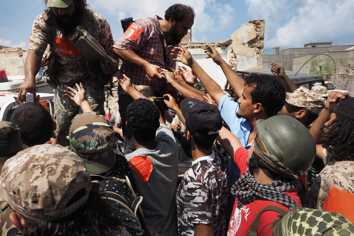 Distribution de munitions. Syrte (Libye) guerre contre l'organisation État Islamique (2016)