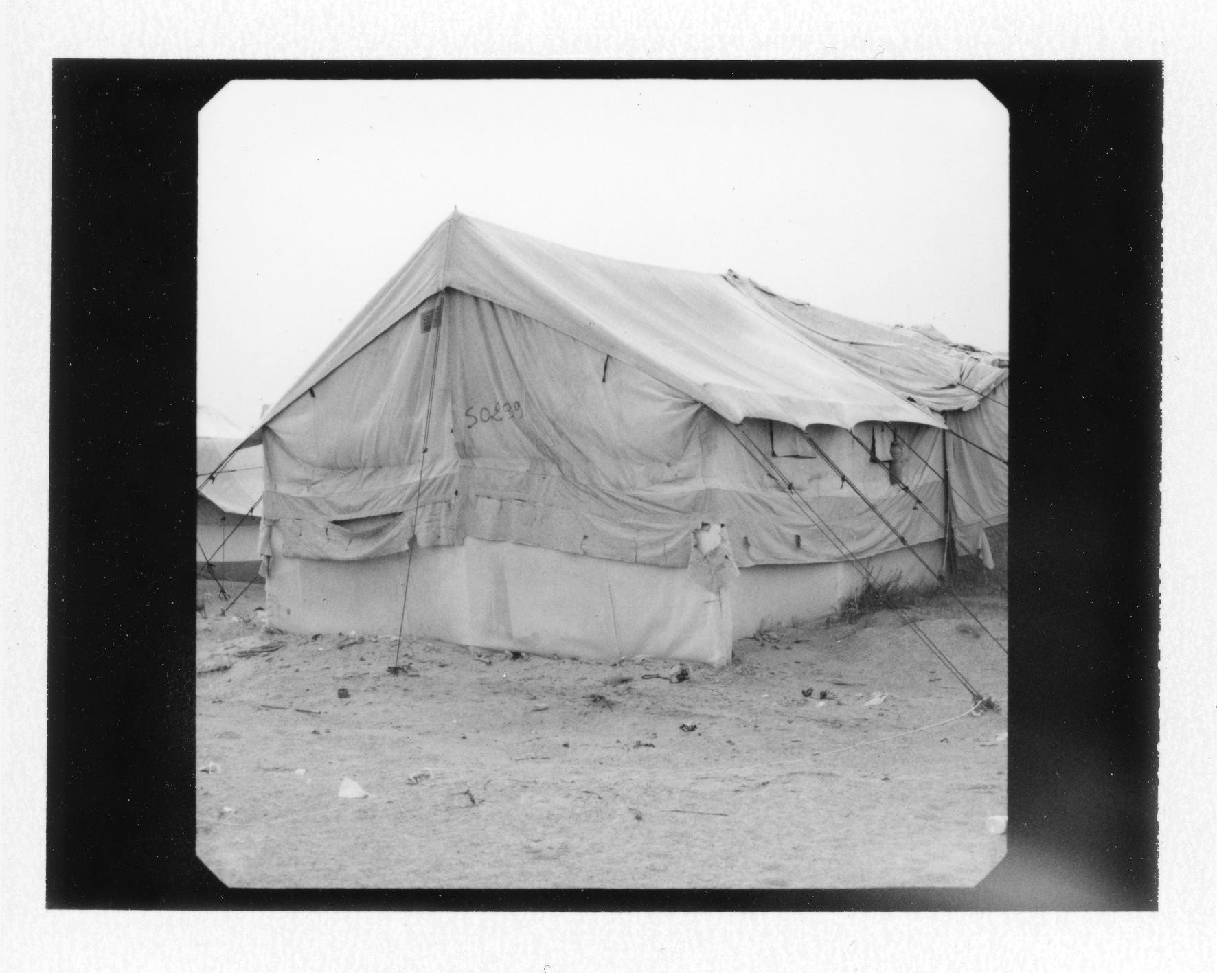 Habiter Choucha (2012-2014) série de polaroids n&b