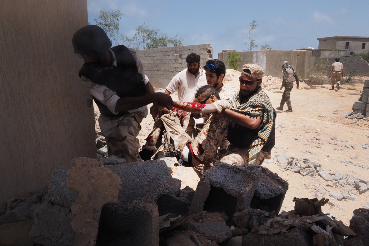 Plusieurs hommes viennent de sauter sur une mine artisanale. Syrte (Libye) guerre contre l'organisation État Islamique (2016)