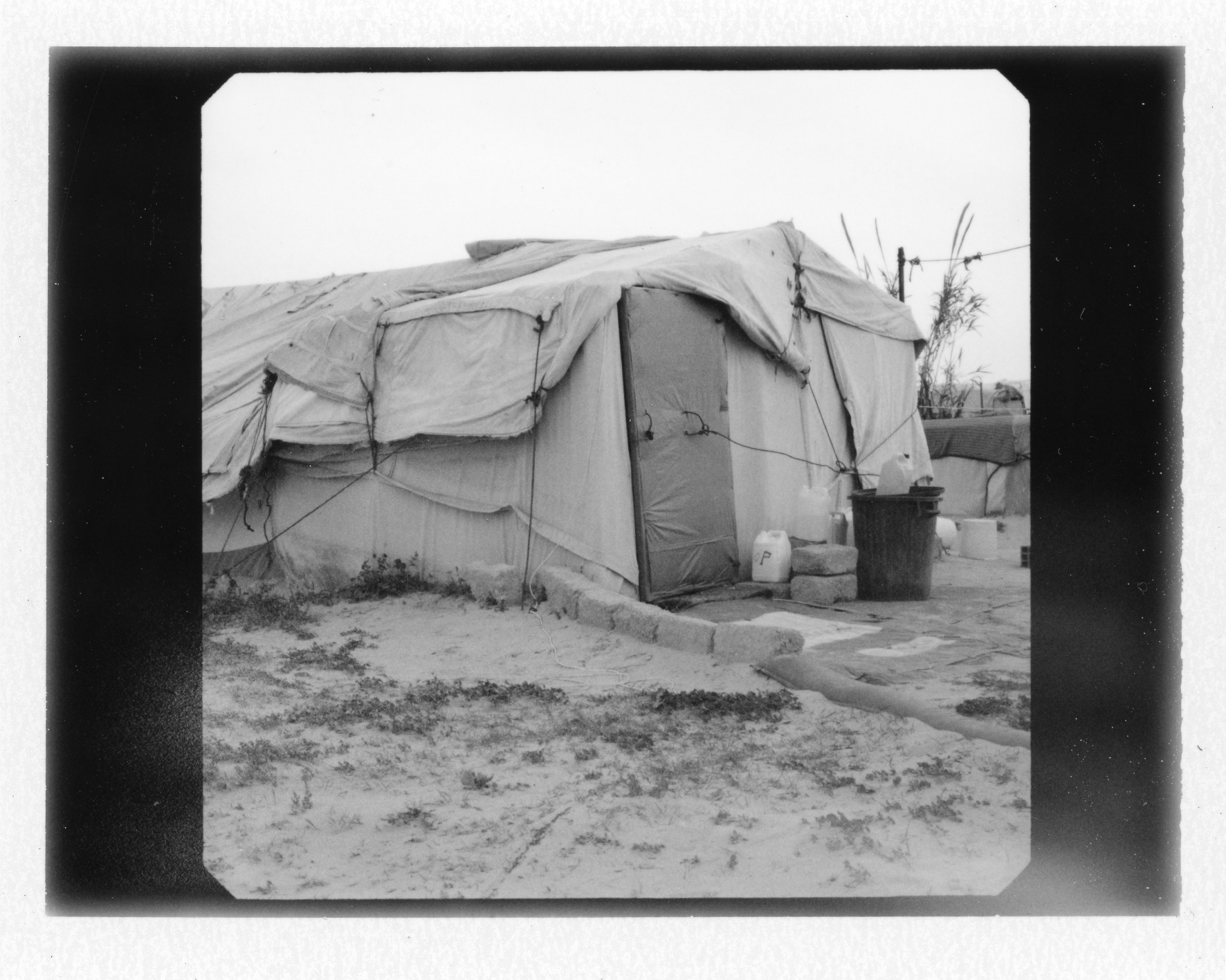Habiter Choucha (2012-2014) série de polaroids n&b