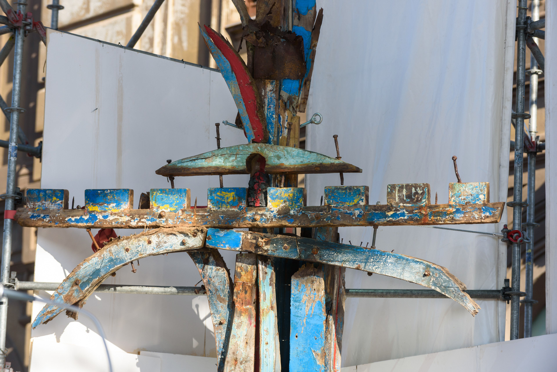 La croce realizzata con i legni delle barche dei migranti, dallo scultore Elia Li Gioi, donata a Papa Francesco in occasione della sua visita alla città, nel XXV del martirio di Padre Pino Puglisi. Palermo, 15/09/2018.