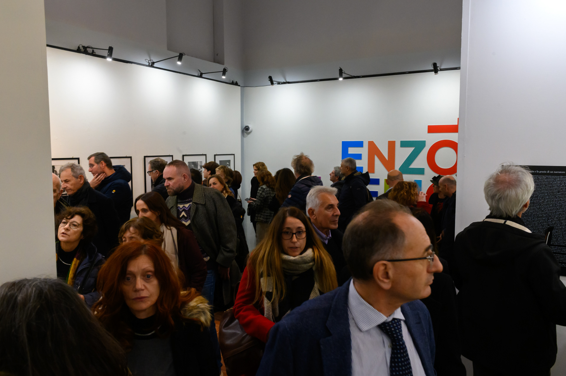 Folla di persone all'inaugurazione della Mostra dedicata al grande fotografo Enzo Sellerio  alla GAM di Palermo