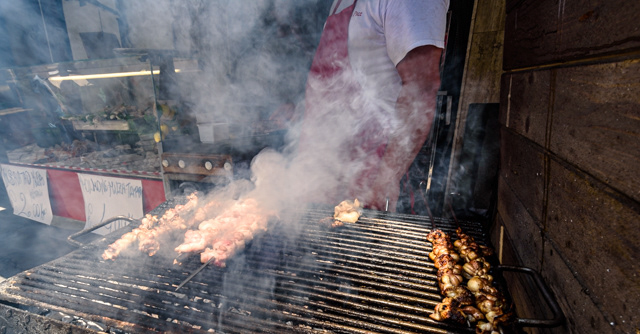 Street Food: " I Stigghiuala". Le Stigghiola: Interiora di agnello o di altro animale arrostite alla brace. Molto tipico.