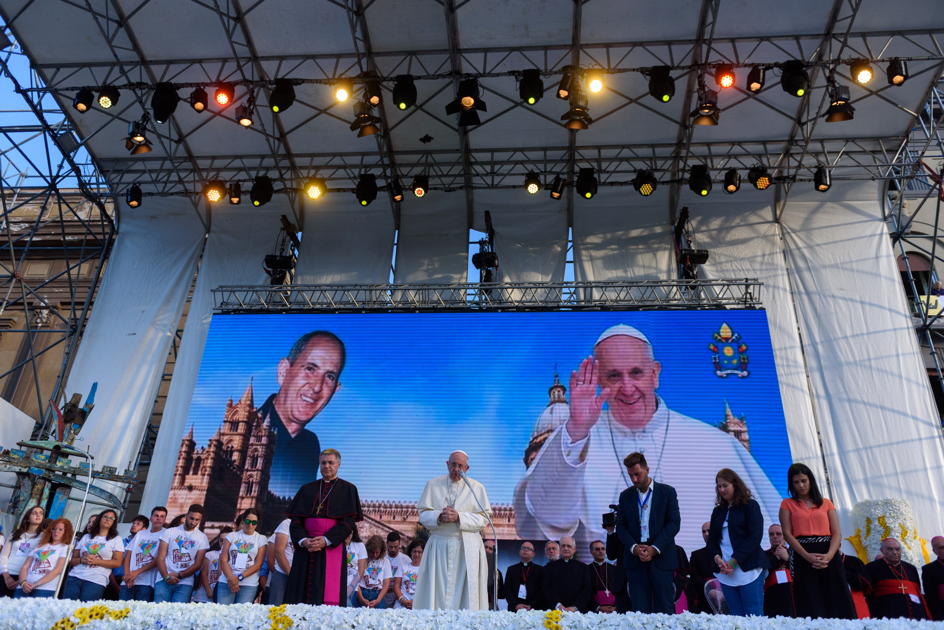 La visita del Papa a Palermo, si è svolta nel XXV del martirio del Beato Giuseppe Puglisi, per sempre 3P: Padre Pino Puglisi, nel cuore dei palermitani. nella foto. un momento di preghiera a lui dedicato sul palco allestito a piazza Castelnuovo a Palermo. Palermo, 15/09/2018.