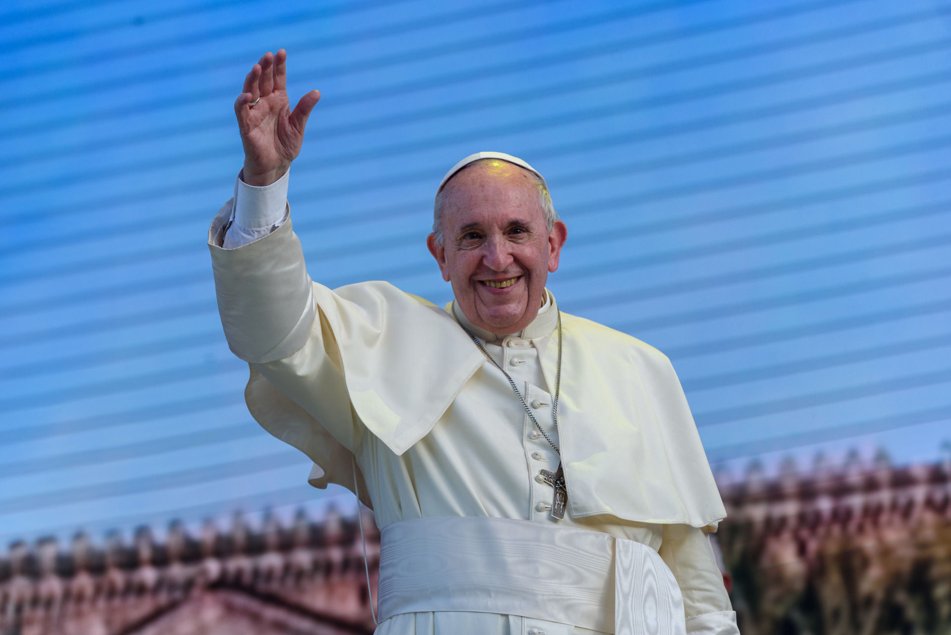 Papa Francesco al termine della sua visita alla città di Palermo, nel XXV del martirio di Padre Pino Puglisi, saluta i pellegrini accorsi in piazza Castelnuovo. Palermo, 15 settembre 2018.