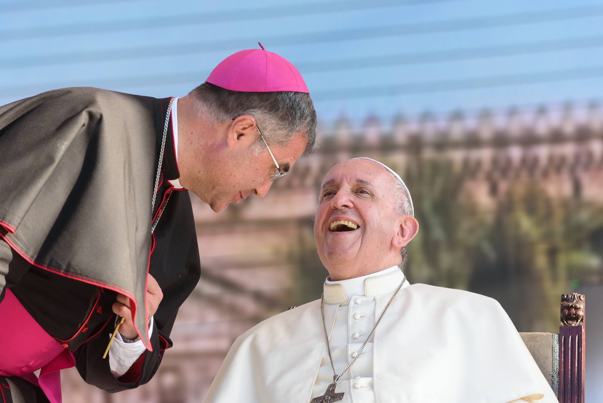 Papa Francesco ride con l’Arcivescovo Corrado Lorefice dal palco allestito a piazza Castelnuovo a Palermo in occasione della sua visita alla città nel XXV del martirio di Padre Pino Puglisi. Palermo, 15/09/2018