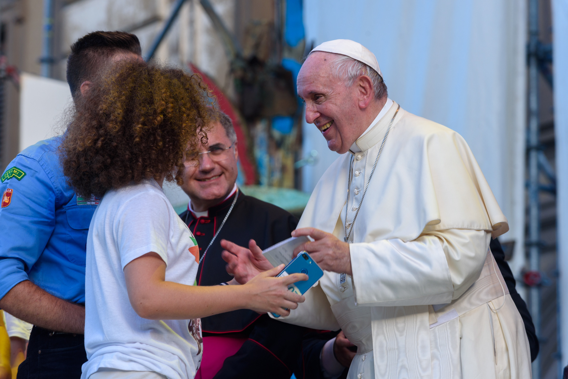 Papa Francesco accoglie i giovani sul palco allestito a piazza Castelnuovo a Palermo durante la sua visita alla città, nel XXV del martirio di Padre Pino Puglisi. Subito dietro, l’Arcivescovo Corrado Lorefice, sorridente. Palermo, 15/09/2018.
