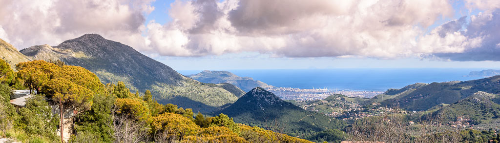 Monte Cuccio e Monte Pietroso, sullo sfondo la città di Palermo, sulla linea dell'orizzonte si intravedono le isole Eolie. Vista da Villaggio Montano. Palermo, Italy Gennaio 2022