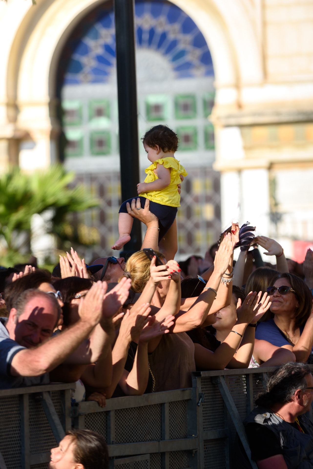 I pellegrini salutano l’arrivo di Papa Francesco a piazza Castelnuovo nel centro di Palermo, durante la sua visita alla città nel XXV del martirio di Padre Pino Puglisi. Il bambino è alzato come, abitualmente, i palermitani fanno al cospetto di un’immagine sacra, durante alcune feste patronali. Palermo, 15/09/2018.