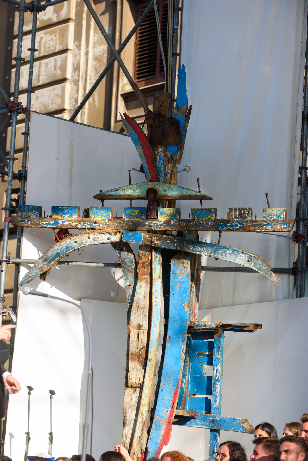 La croce realizzata con i legni delle barche dei migranti, dallo scultore Elia Li Gioi, donata a Papa Francesco in occasione della sua visita alla città, nel XXV del martirio di Padre Pino Puglisi. Palermo, 15/09/2018.