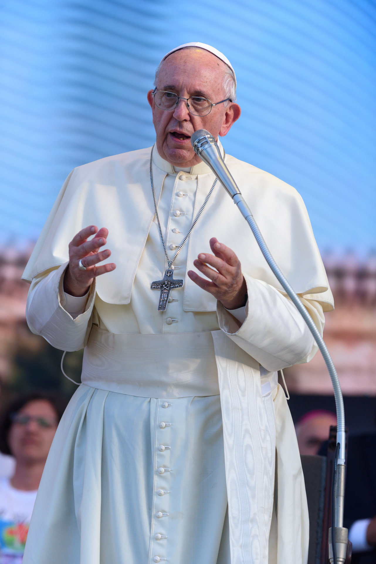 Papa Francesco, in piedi, dal palco di piazza Castelnuovo a Palermo, durante il discorso alla folla di pellegrini accorsi in occasione della sua visita alla città nel XXV del martirio di Padre Pino Puglisi . Palermo, 15/09/2018.