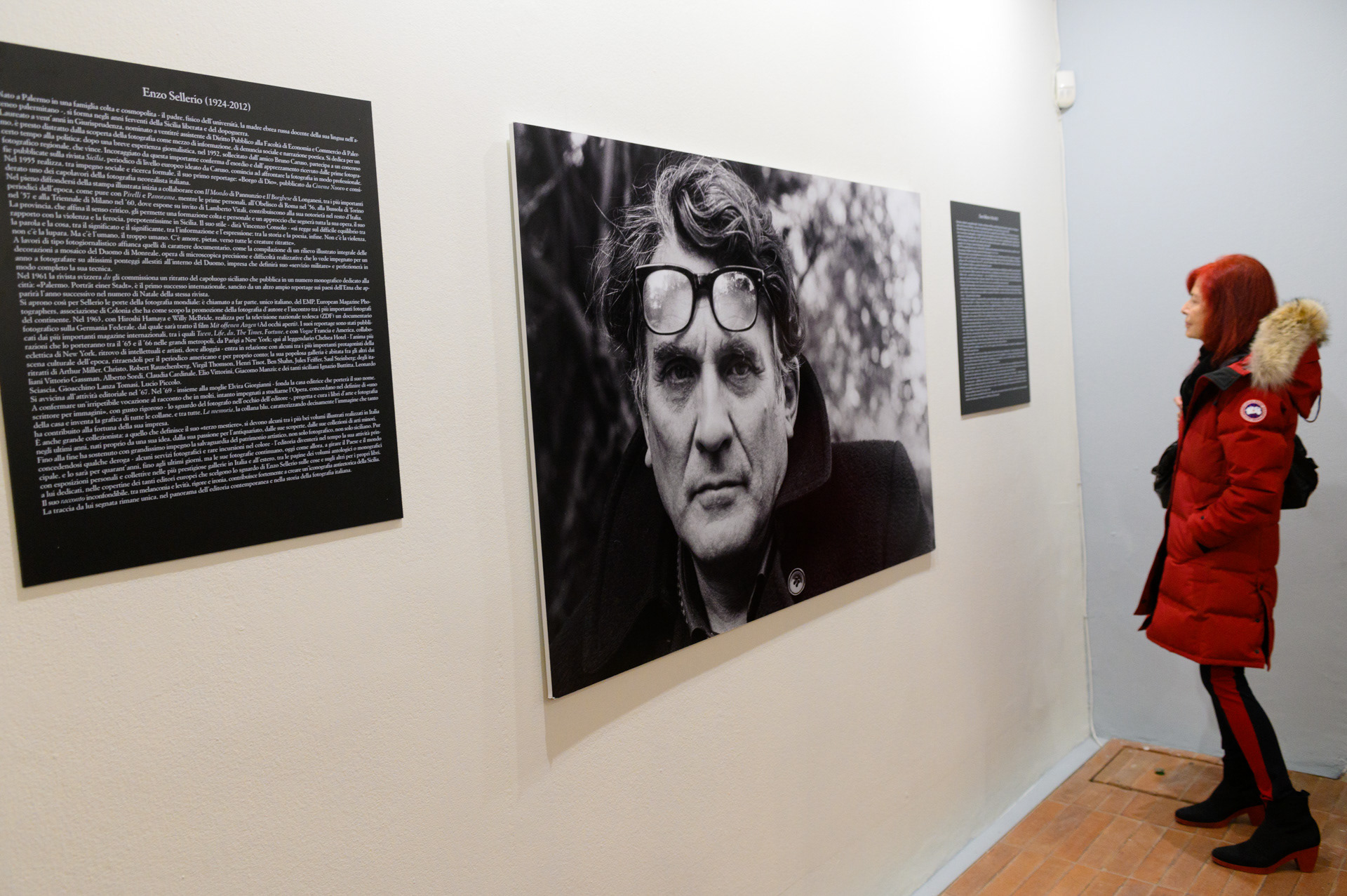 <!-- wp:paragraph --> <p>Mi sono imbattuto casualmente nella mostra itinerante di Enzo Sellerio e sono rimasto sgomento: le fotografie si vedono e si guardano sui libri, sui giornali, sugli album, attaccate ai muri dentro una cornice, a casa o nei musei, nelle mostre; non esposte nello stesso posto dove sono state scattate. Geniale idea, sono entusiasta, vorrei essere un letterato uno scrittore per poter descrivere bene tutte le emozioni che provo ma non lo sono ho provato e ho scritto delle corbellerie colossali. Seguo l'esempio del maestro decido di fotografarle tutte seguendo facilmente l'itinerario descritto sotto ogni foto. Fatto bene. Ho fatto un viaggio nella mia città inseguendo e cercando lo stesso sguardo di un grande fotografo. Dove è stato possibile ho cercato di ritrovare l'inquadratura simile ma, senza ossessione, a volte la prospettiva lo ha permesso, altre no. Gli aneddoti sono tanti da raccontare ne riporto solo uno perché credo emblematico dell'importanza di questa mostra e delle fotografie di Enzo Sellerio. Nella zona Capo/Tribunali non trovavo una delle due foto che sono in quella zona, vicine peraltro ma, io una non l'ho trovata quel giorno. Torno un altro giorno, mentre mi dirigo nella zona, in direzione del Palazzo di Giustizia mi imbatto in una rarità: tra i vicoli, un gruppo di bambini che giocano per strada rincorrendosi e schiamazzando senza cellulari in mano parlando tra di loro in corretto italiano senza volgarità verbali ne tantomeno sonore. Chiedo se sanno dov'è la fotografia che cerco, mi rispondono con indicazioni precise e dettagliate, da dove eravamo non si vedeva la foto che cercavo, loro mi dicono che ce ne sono due; da li andando diritto e poi girando a destra avrei trovato quella della macchina con i bambini e poi a sinistra davanti il Palazzo di Giustizia vecchio quella del palazzo quando lo costruivano. Avevano memorizzato le foto e a distanza senza vederle sono stati in grado di indicarmele e descriverle, due didascalie orali. Il compito del fotografo è di conservare la memoria, Enzo Sellerio non solo l'ha conservata ma l'ha anche proiettata nel futuro.</p> <!-- /wp:paragraph -->