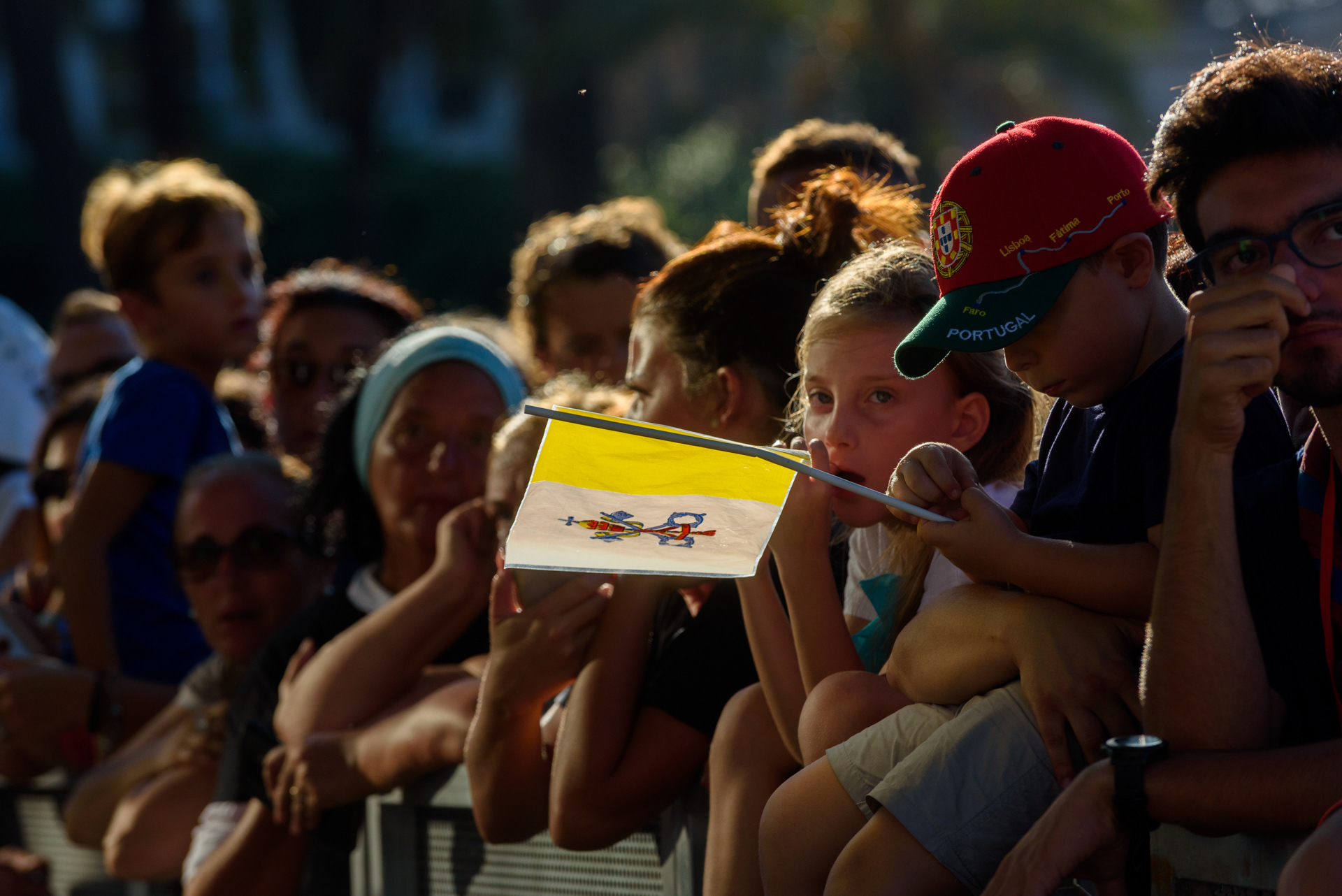 Pellegrini in attesa di Papa Francesco a Piazza Castelnuovo, a Palermo, durante la visita del Pontefice alla città nel XXV del martirio di Padre Pino Puglisi illuminati dal sole settembrino di Palermo. Palermo, 15/09/2018.