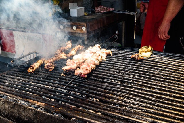 Street Food: " I Stigghiuala". Le Stigghiola: Interiora di agnello o di altro animale arrostite alla brace. Molto tipico. 