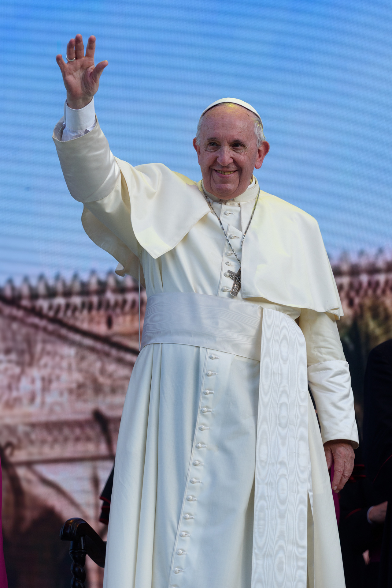 Papa Francesco al termine della sua visita alla città di Palermo, nel XXV del martirio di Padre Pino Puglisi, saluta i pellegrini accorsi in piazza Castelnuovo. Palermo, 15 settembre 2018.