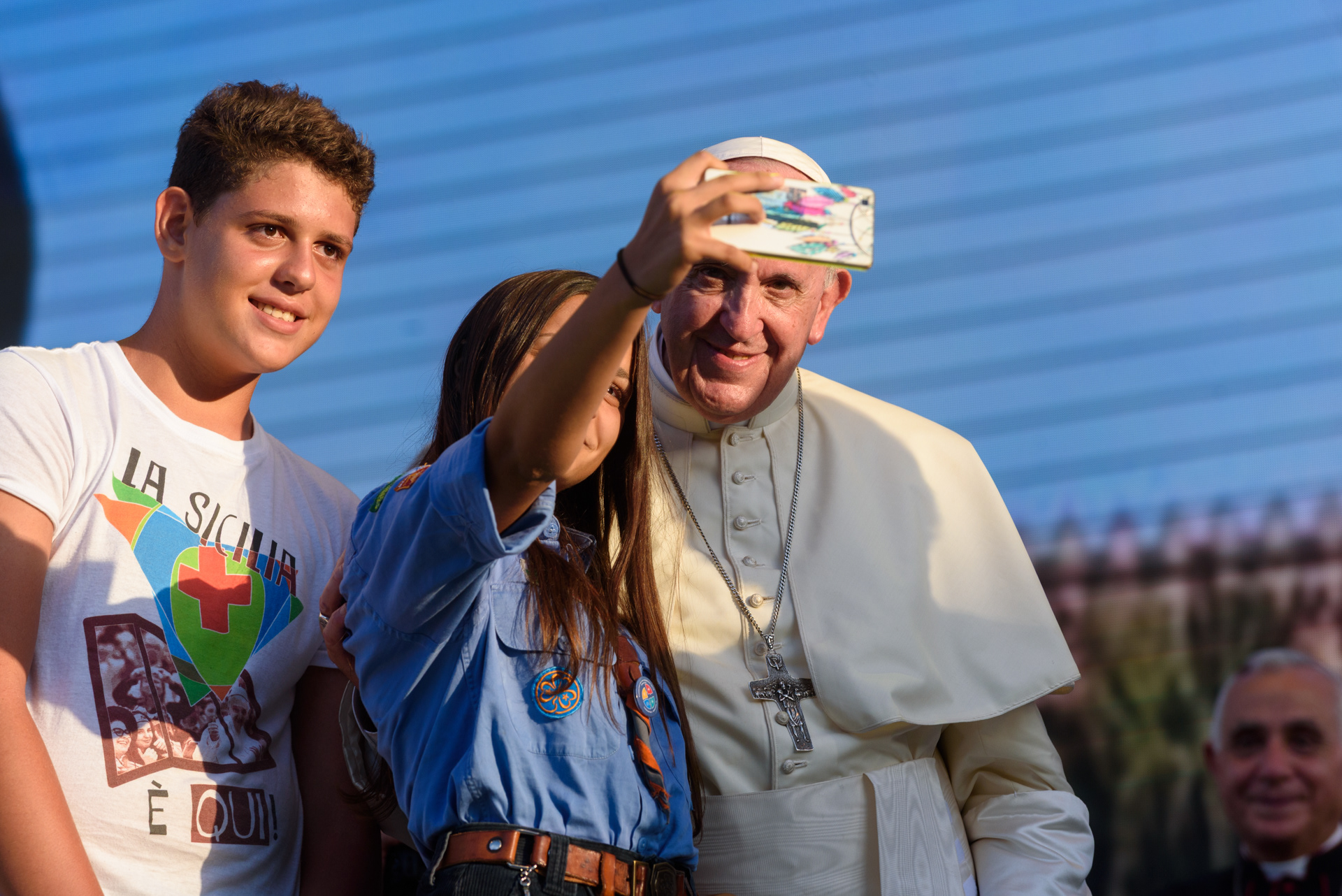 Papa Francesco accoglie i giovani sul palco allestito a piazza Castelnuovo a Palermo durante la sua visita alla città, nel XXV del martirio di Padre Pino Puglisi. Subito dietro, l’Arcivescovo Corrado Lorefice, sorridente. Palermo, 15/09/2018.