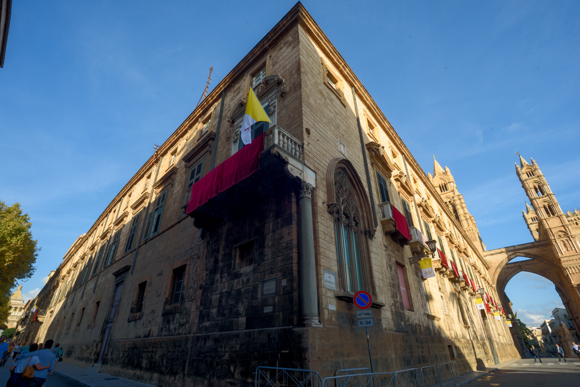 Palazzo Arcivescovile, allestito in occasione della visita di Papa Francesco. Sullo sfondo a sx Porta Nuova e a dx il torrione medievale collegato alla Cattedrale di Palermo. Palermo, 15/09/2018