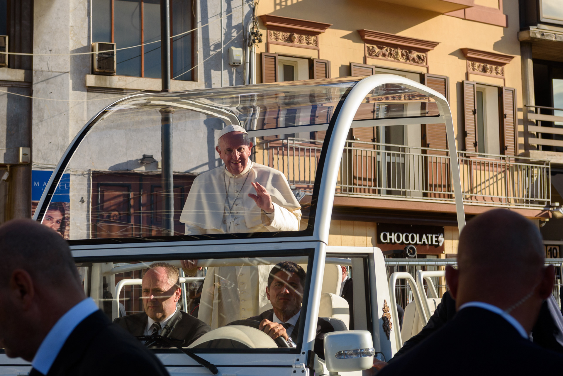 Papa Francesco saluta sorridente la folla di pellegrini prima di salire sul palco allestito a piazza Castelnuovo a Palermo. Palermo,15/09/2018