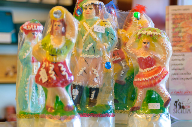 Pupa i zuccaru o pupa a cena. Tradizionale dolce di zucchero decorato, preparato per " La festa Dei Morti". Palermo, Italy.