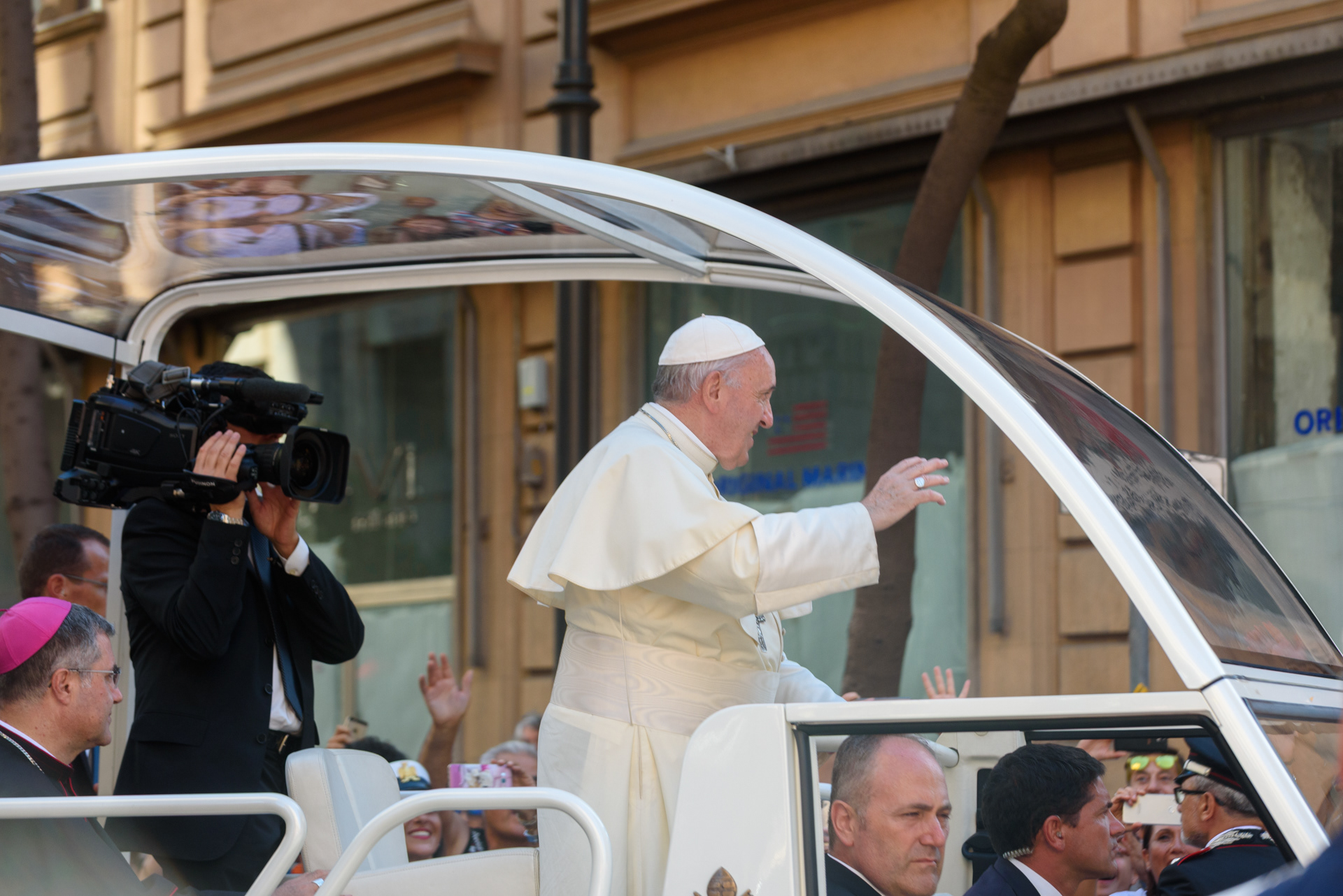 Il passaggio di Papa Francesco nel centro storico della città lungo la via Roma, durante la sua visita nel XXV del martirio di Padre Pino Puglisi. Palermo, 15/09/2018.
