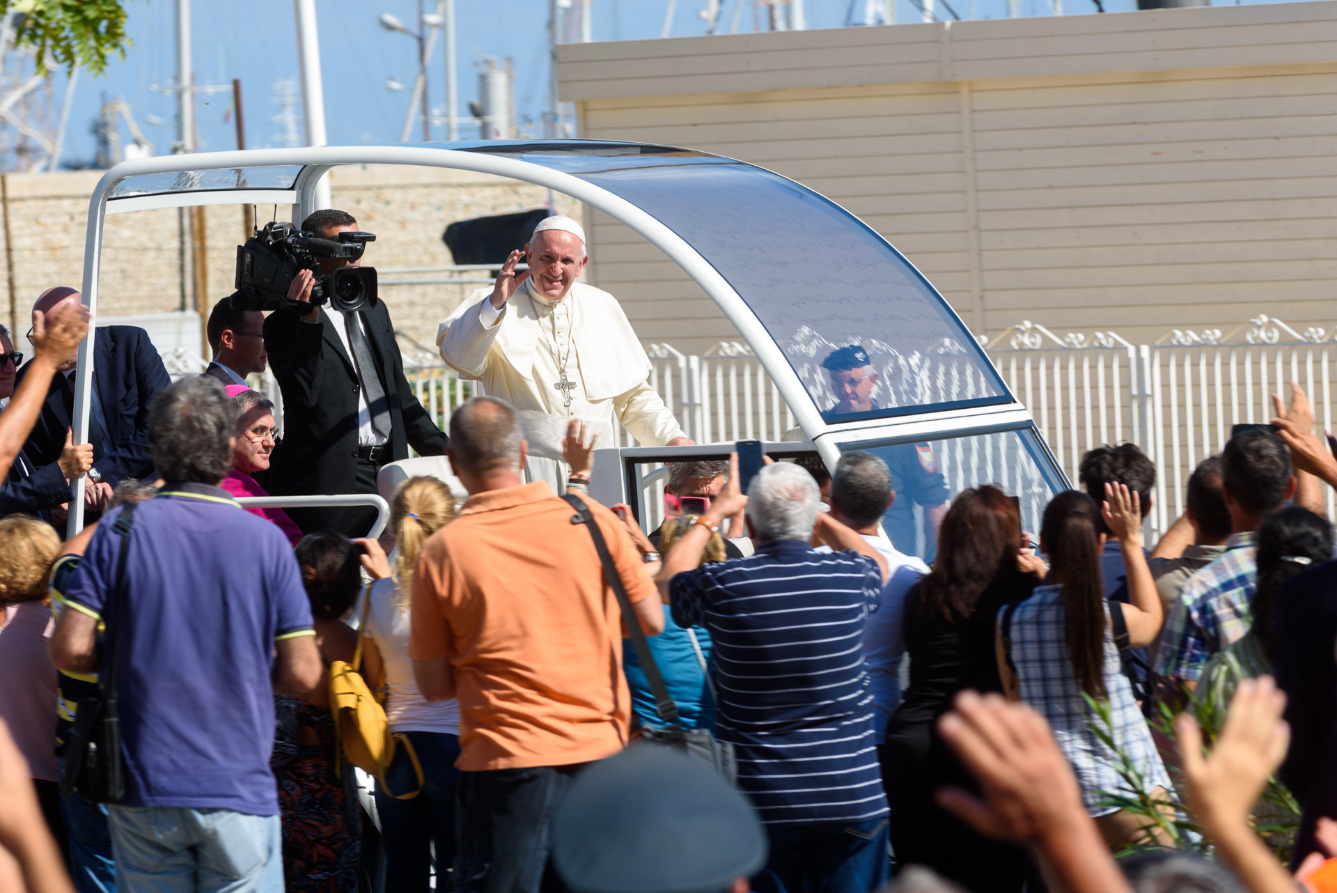 Papa Francesco saluta la folla del Foro Italico prima della Messa che celebrerà all’inizio della sua visita alla città, nel XXV del martirio di Padre Pino Puglisi. Palermo, 15/09/2018.