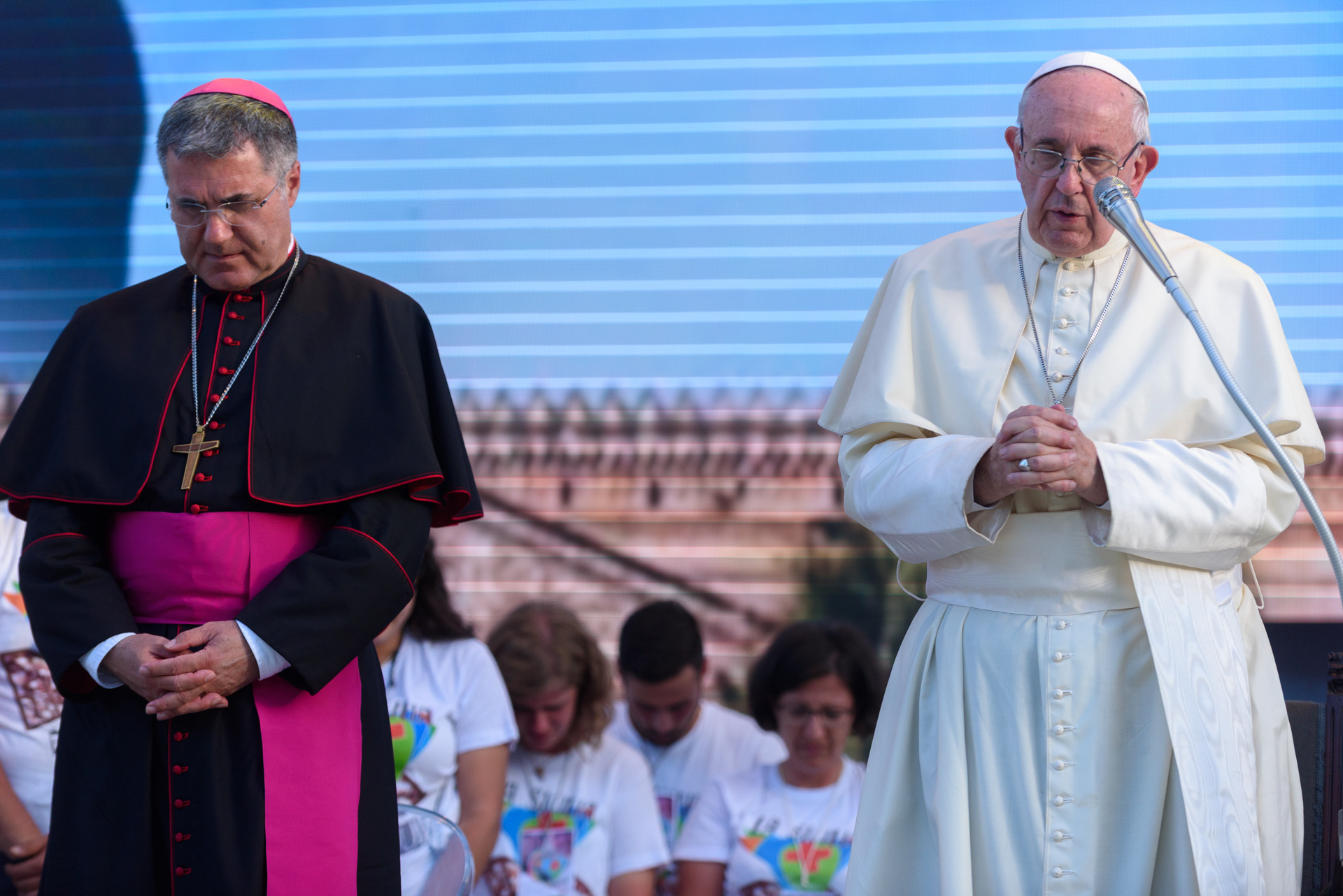 Papa Francesco, insieme all’Arcivescovo di Palermo, Corrado Lorefice, sul palco di piazza Castelnuovo in un momento di preghiera e di raccoglimento con la folla di pellegrini accorsi in occasione della sua visita alla città nel XXV del martirio di Padre Pino Puglisi. Palermo, 15/09/2018.