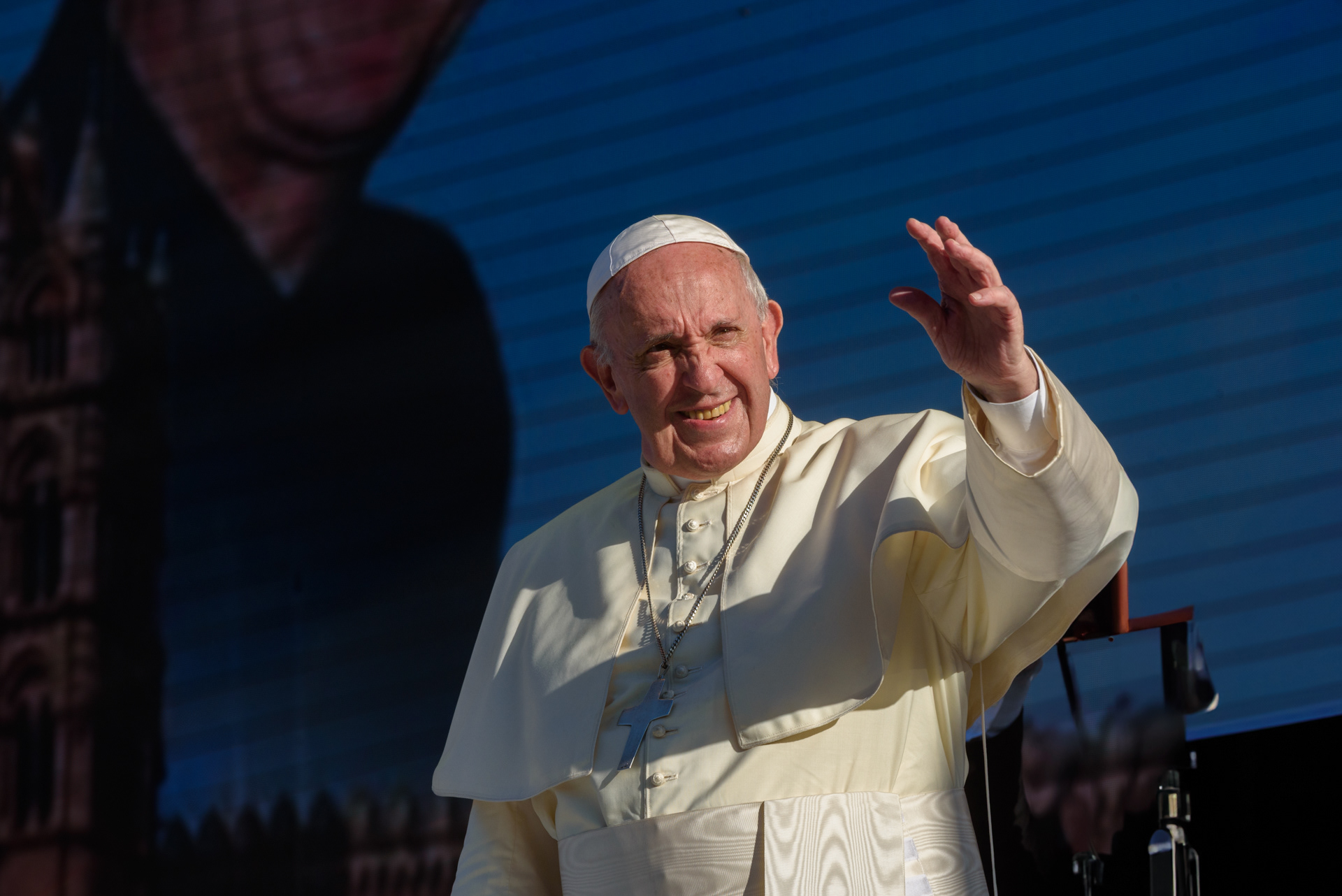 Papa Francesco sorridente saluta i pellegrini di Palermo dal palco allestito in piazza Castelnuovo. Palermo, 15/09/2018.