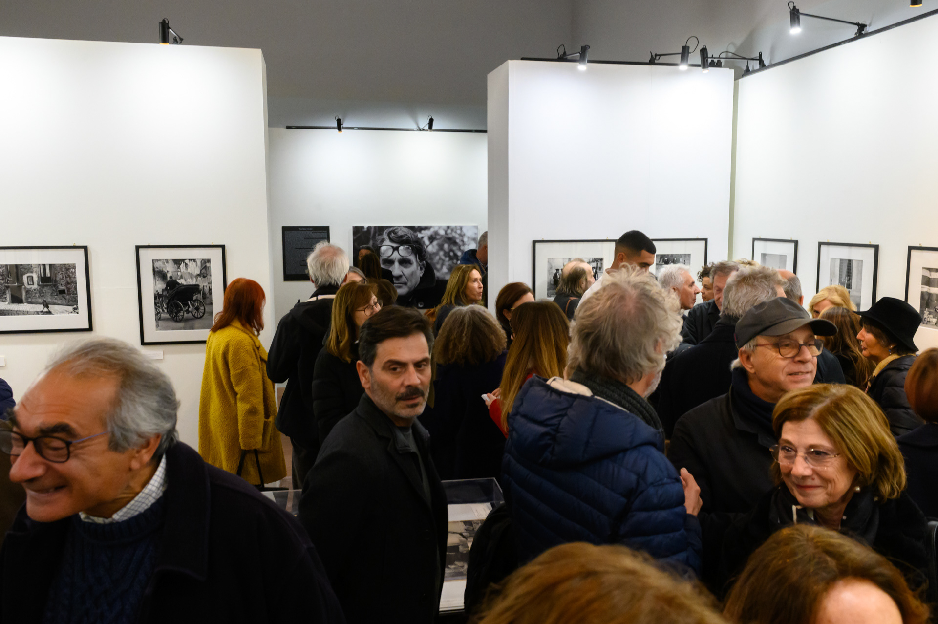 Folla di persone all'inaugurazione della Mostra dedicata al grande fotografo Enzo Sellerio  alla GAM di Palermo