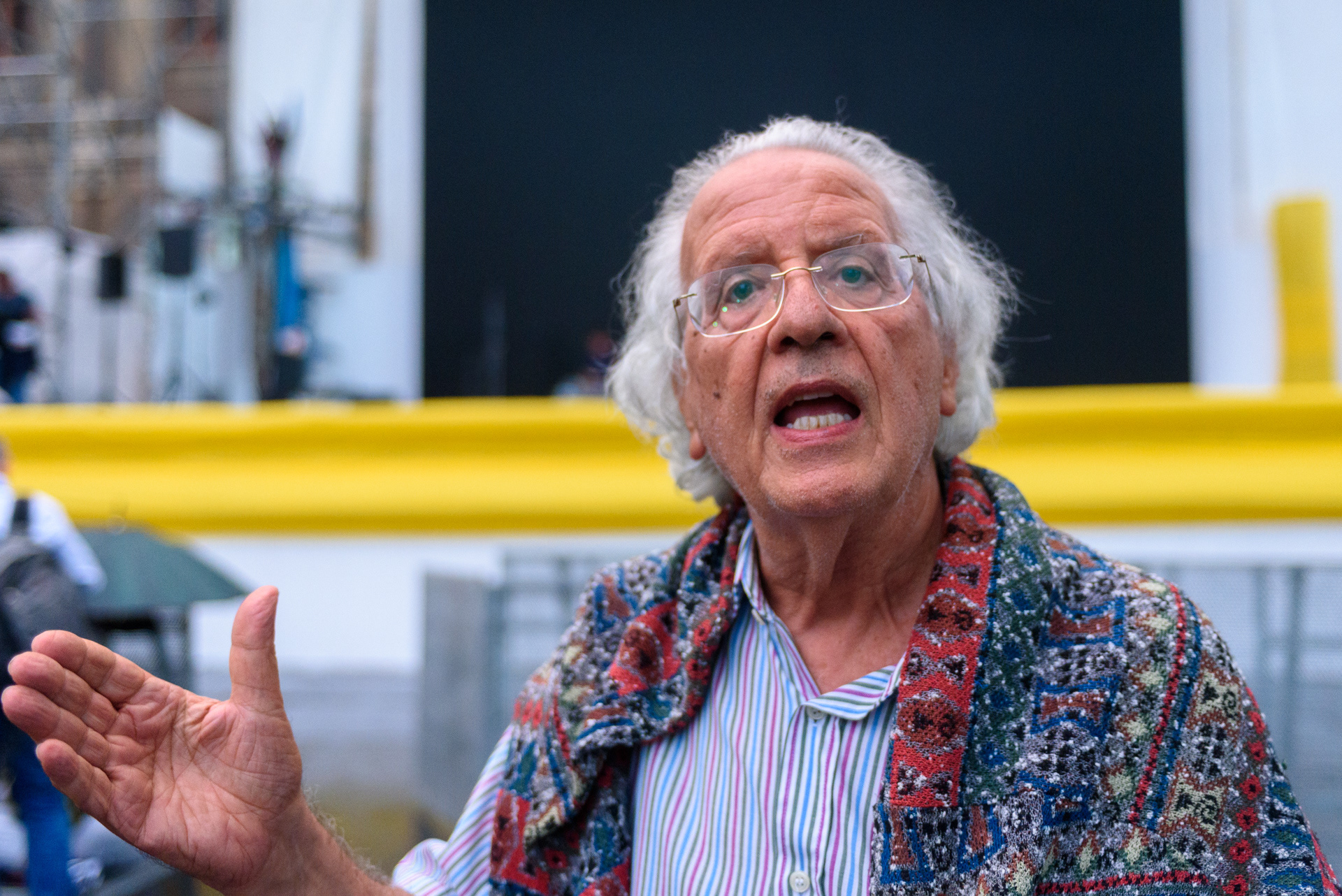 Lo scultore Elia Li Gioi, autore della croce realizzata con i legni delle barche dei migranti, donata a Papa Francesco in occasione della sua visita alla città, nel XXV del martirio di Padre Pino Puglisi durante i preparativi del palco allestito a piazza Castelnuovo. Palermo, 15/09/2018.