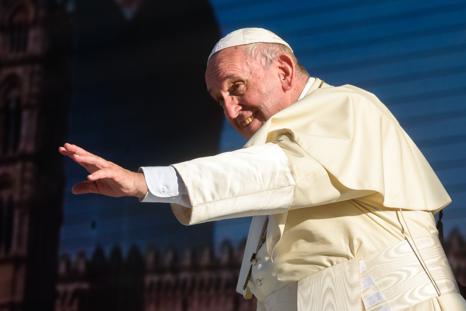 Papa Francesco sorridente saluta i pellegrini di Palermo dal palco allestito in piazza Castelnuovo in occasione della sua visita alla città, nel XXV del martirio di Padre Pino Puglisi. Palermo, 15/09/2018.