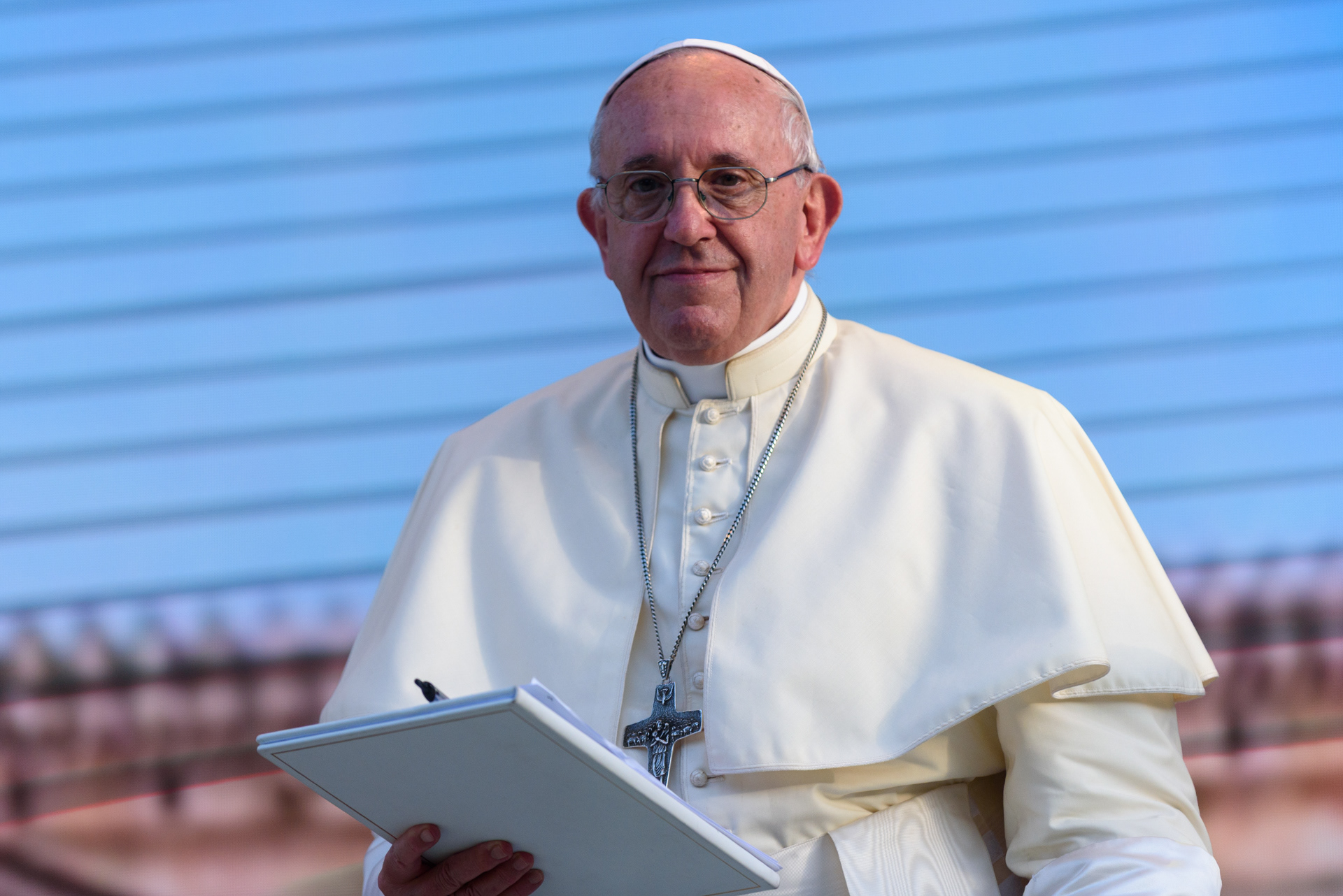 Papa Francesco dal palco di piazza Castelnuovo a Palermo, si accinge a parlare alla folla di pellegrini accorsi in occasione della sua visita alla città nel XXV del martirio di Padre Pino Puglisi. Palermo, 15/09/2018.
