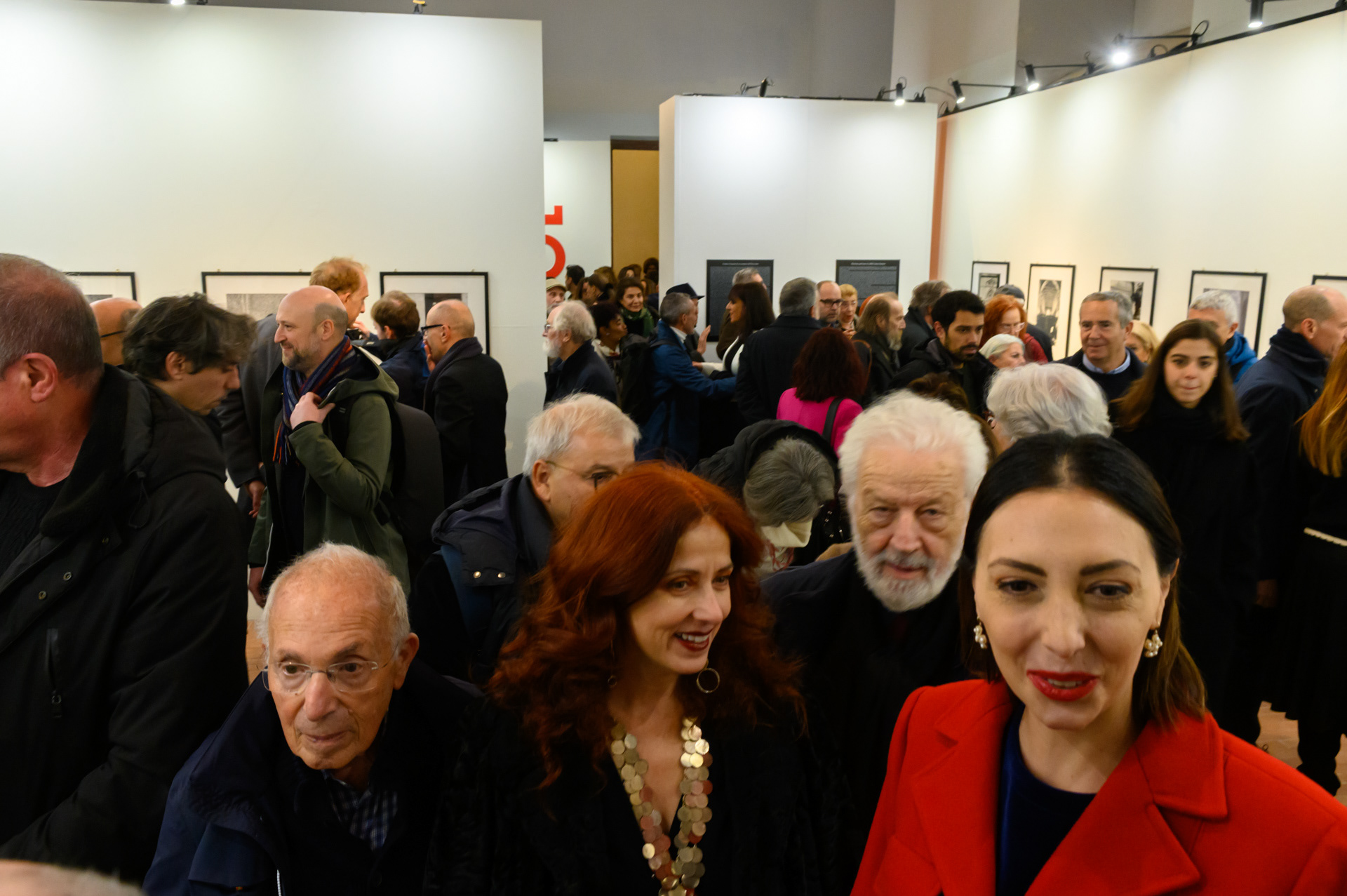 Folla di persone all'inaugurazione della Mostra dedicata al grande fotografo Enzo Sellerio  alla GAM di Palermo. In primo piano a sx Maria Francesca Martinez Tagliavia, Direttore della GAM di Palermo.