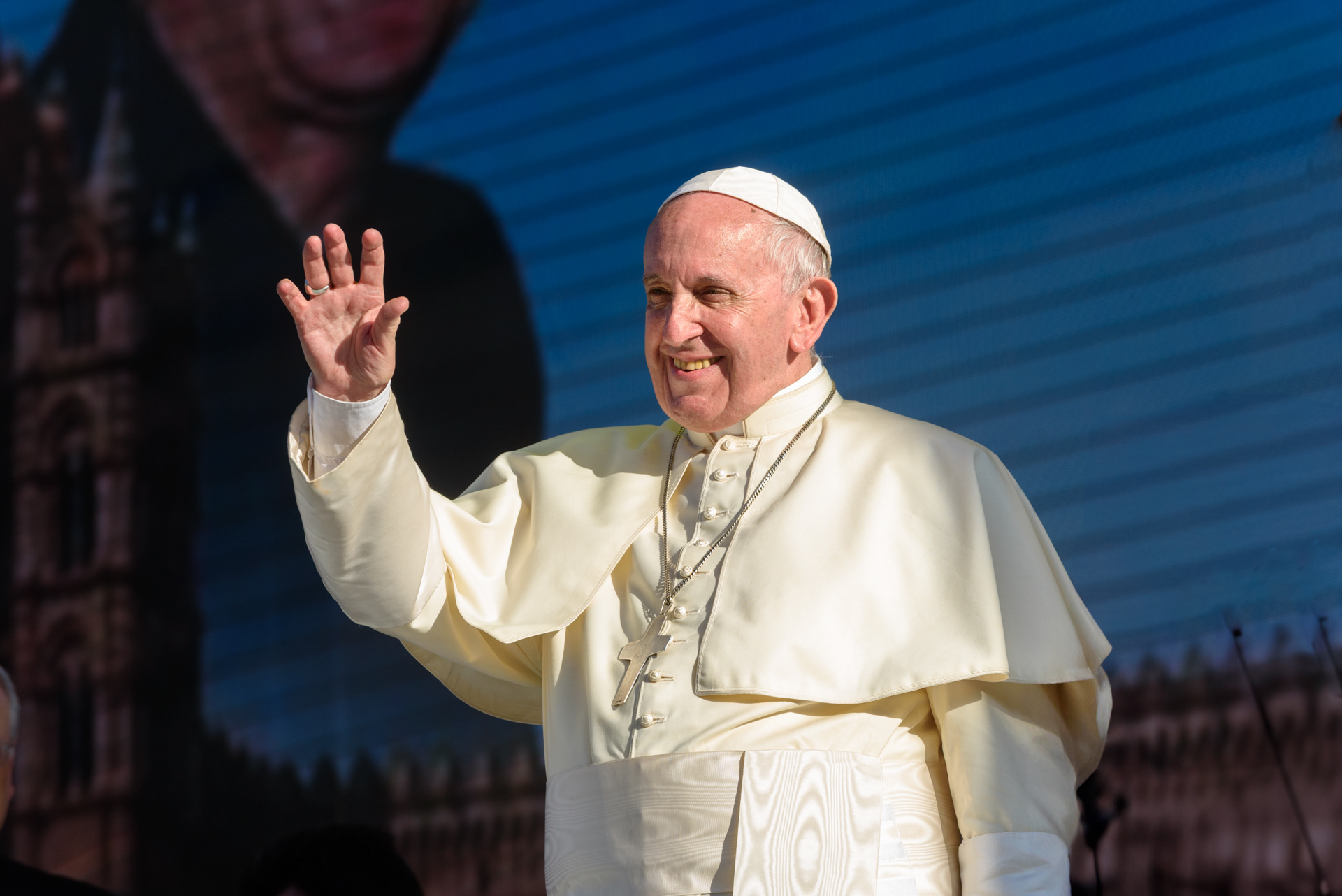 Papa Francesco sorridente saluta i pellegrini di Palermo dal palco allestito in piazza Castelnuovo. Palermo, 15/09/2018.
