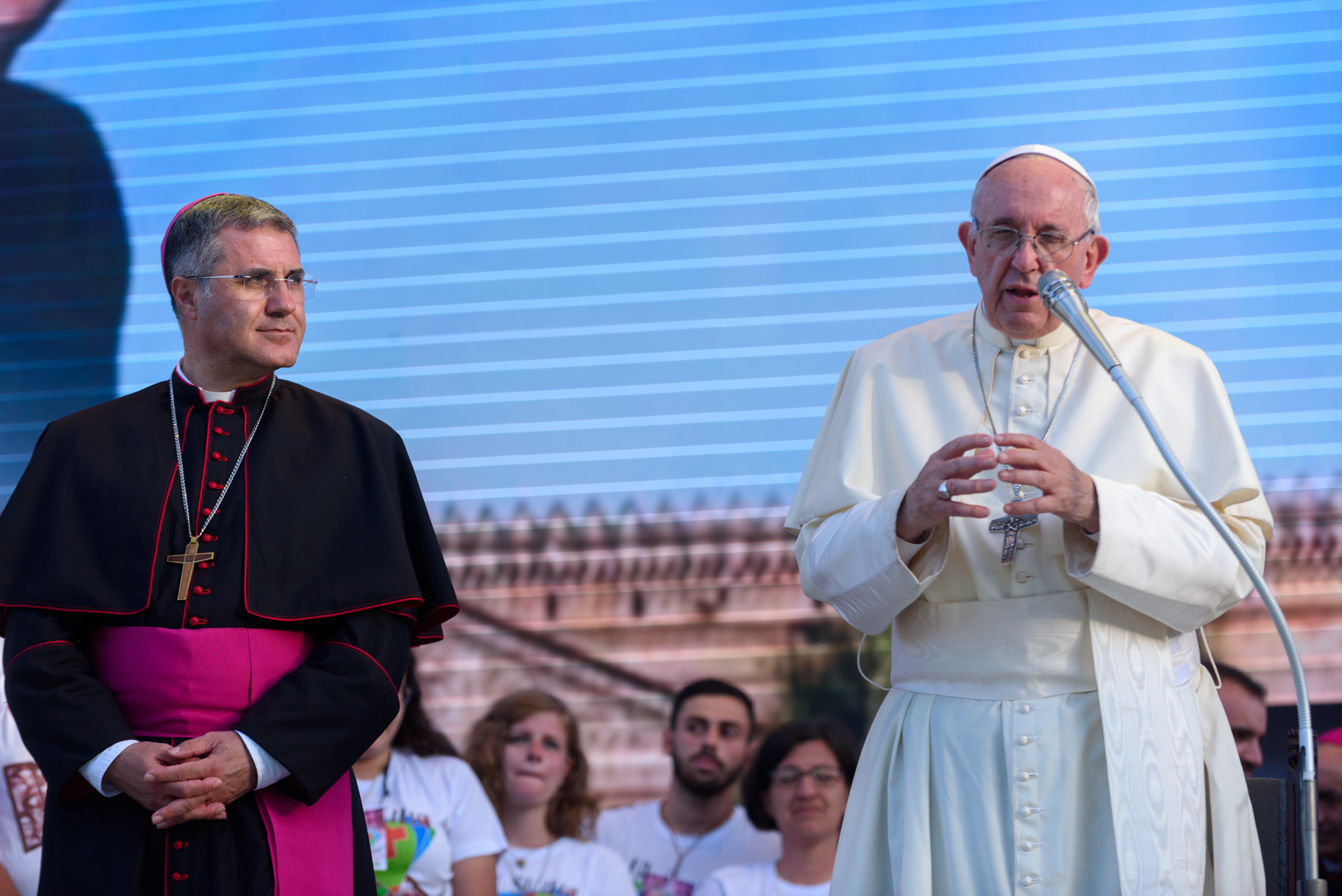Papa Francesco, insieme all’Arcivescovo di Palermo, Corrado Lorefice, sul palco di piazza Castelnuovo mentre parla alla folla di pellegrini accorsi in occasione della sua visita alla città, nel XXV del martirio di Padre Pino Puglisi. Palermo, 15/09/2018.