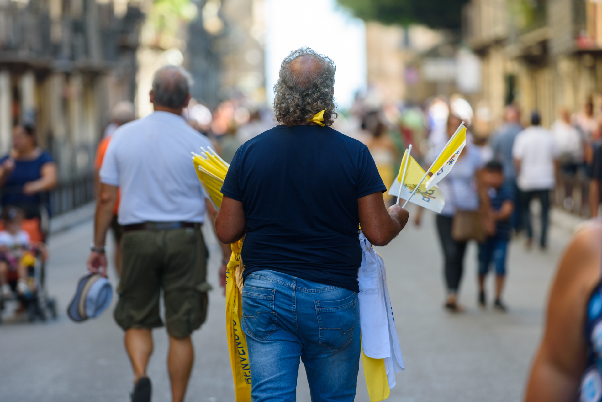 Un venditore di stemmi e stendardi, durante la visita di Papa Francesco alla città, nel XXV del martirio di Padre Pino Puglisi. Palermo, 15/09/2018.