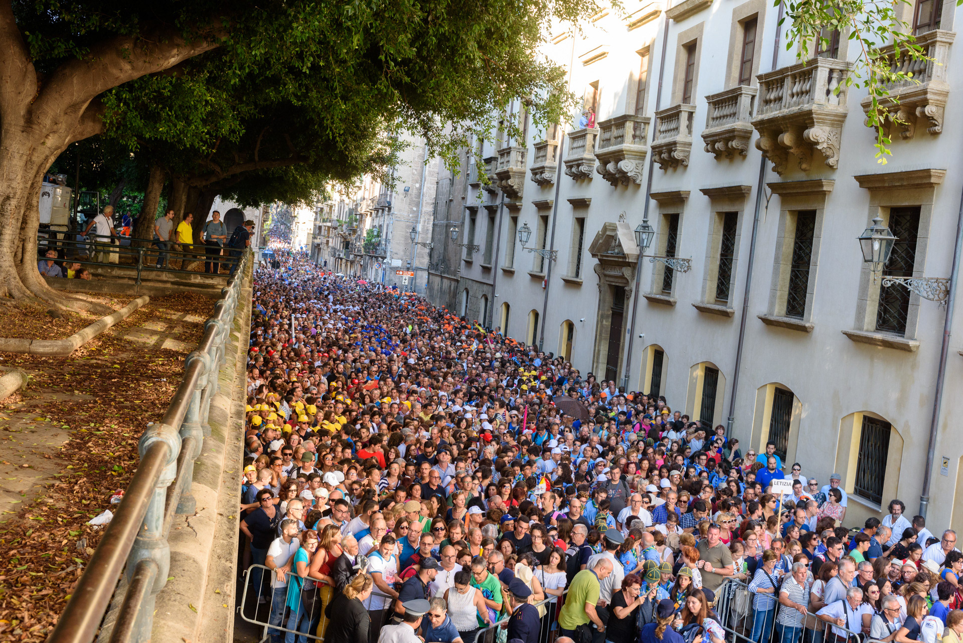 Pellegrini in attesa dell’apertura del varco per accedere al Foro Italico per la Messa del Papa durante la sua visita alla città di Palermo, nel XXV del martirio di Padre Pino Puglisi. Palermo, 15/09/2018