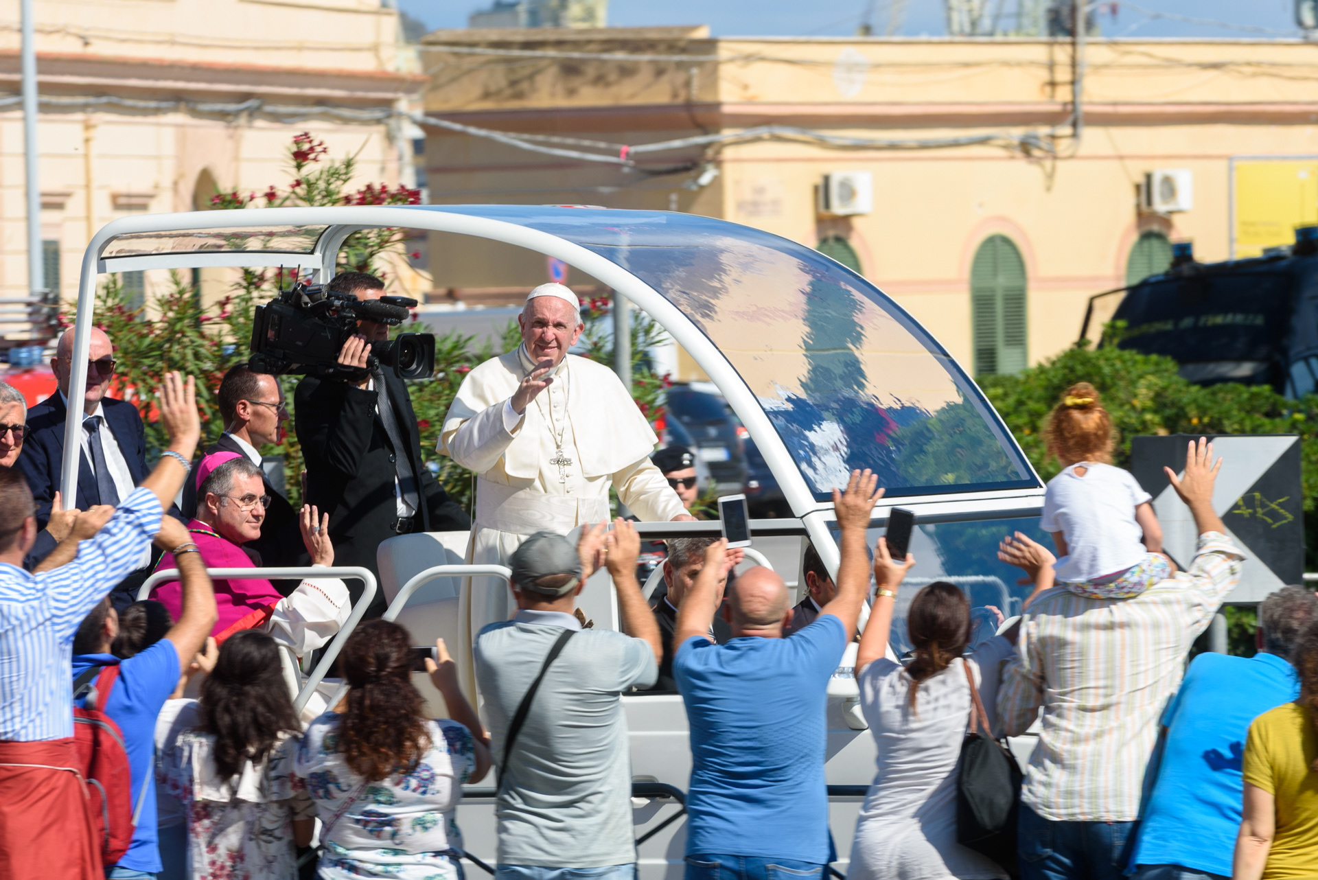 Papa Francesco saluta la folla del Foro Italico prima della Messa che celebrerà all’inizio della sua visita alla città, nel XXV del martirio di Padre Pino Puglisi. Palermo, 15/09/2018.