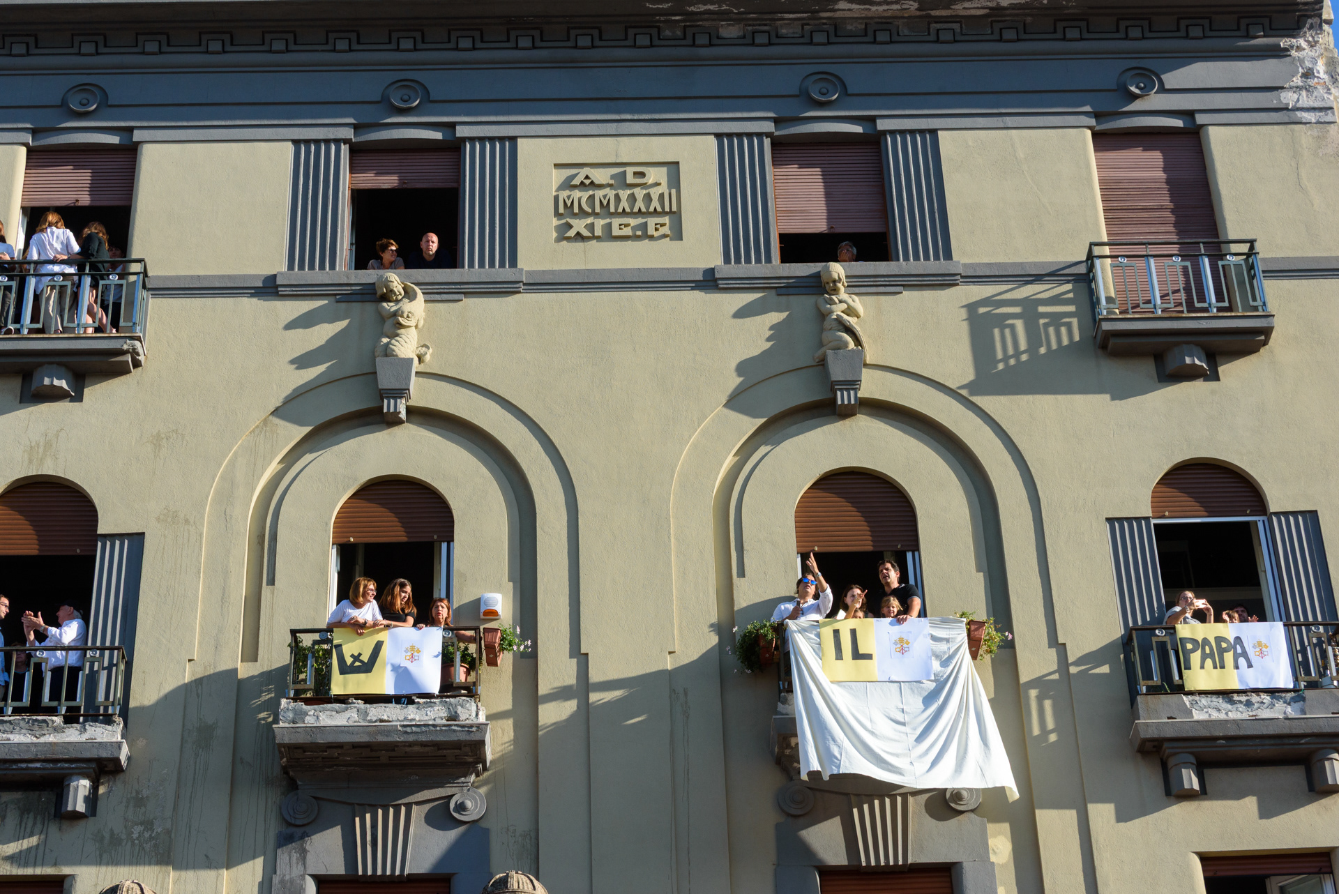 I balconi di uno dei palazzi prospicenti la piazza Castelnuovo di Palermo, durante la visita di Papa Francesco. Palermo, 15/09/2018.