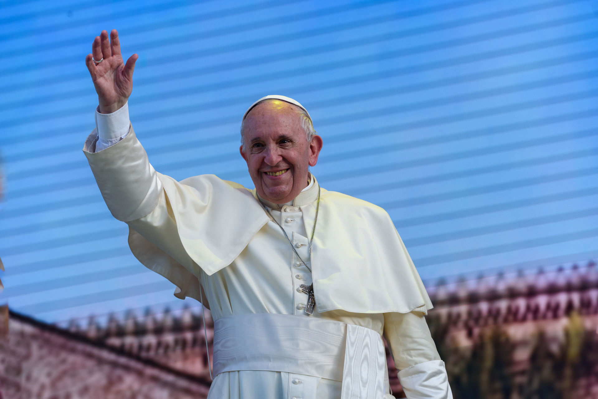Papa Francesco al termine della sua visita alla città di Palermo, nel XXV del martirio di Padre Pino Puglisi, saluta i pellegrini accorsi in piazza Castelnuovo. Palermo, 15 settembre 2018.