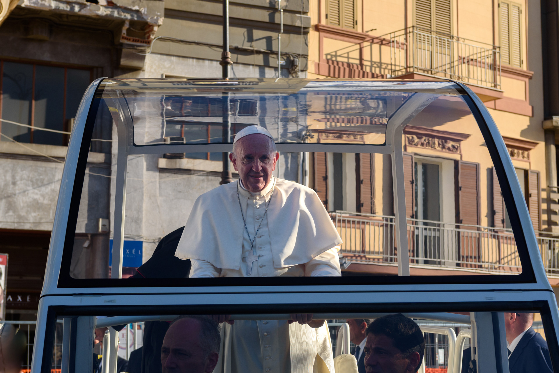 Papa Francesco sorride, dalla papamobile, alla folla di pellegrini prima di salire sul palco allestito a piazza Castelnuovo a Palermo. Palermo,15/09/2018.